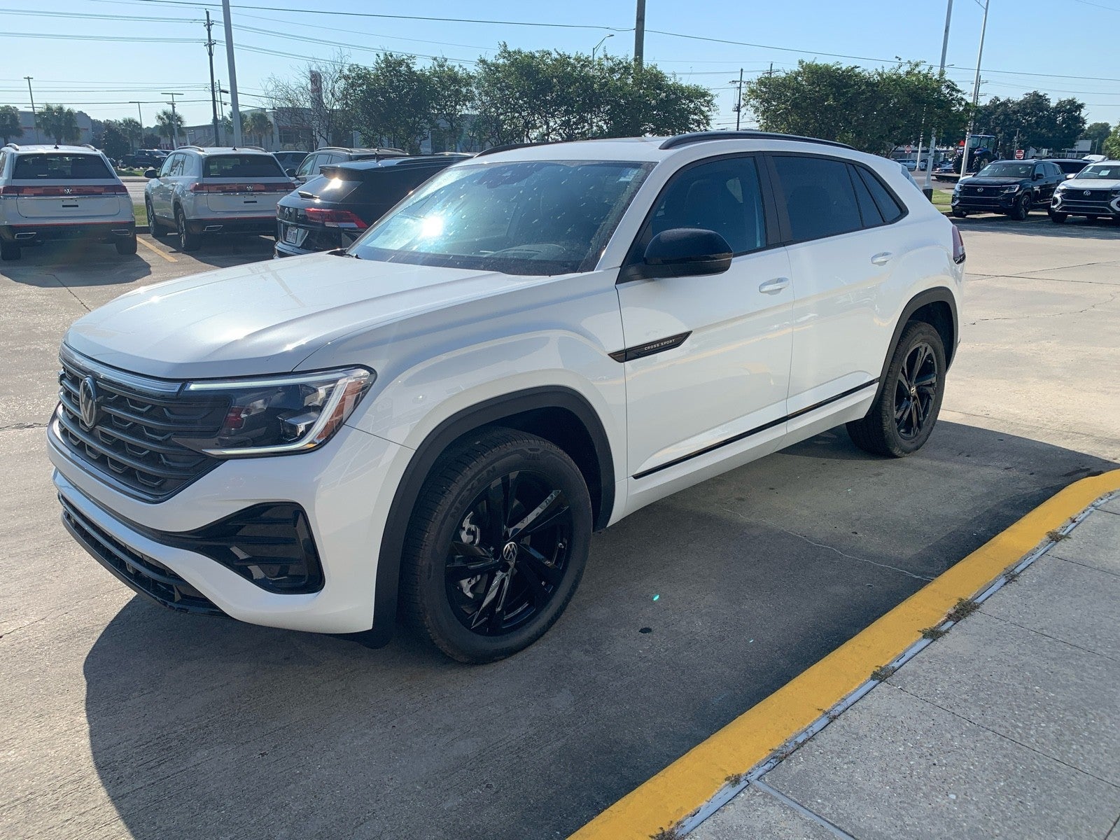 2026 Volkswagen Atlas Cross Sport 2.0T SEL R-Line Black 4MOTION
