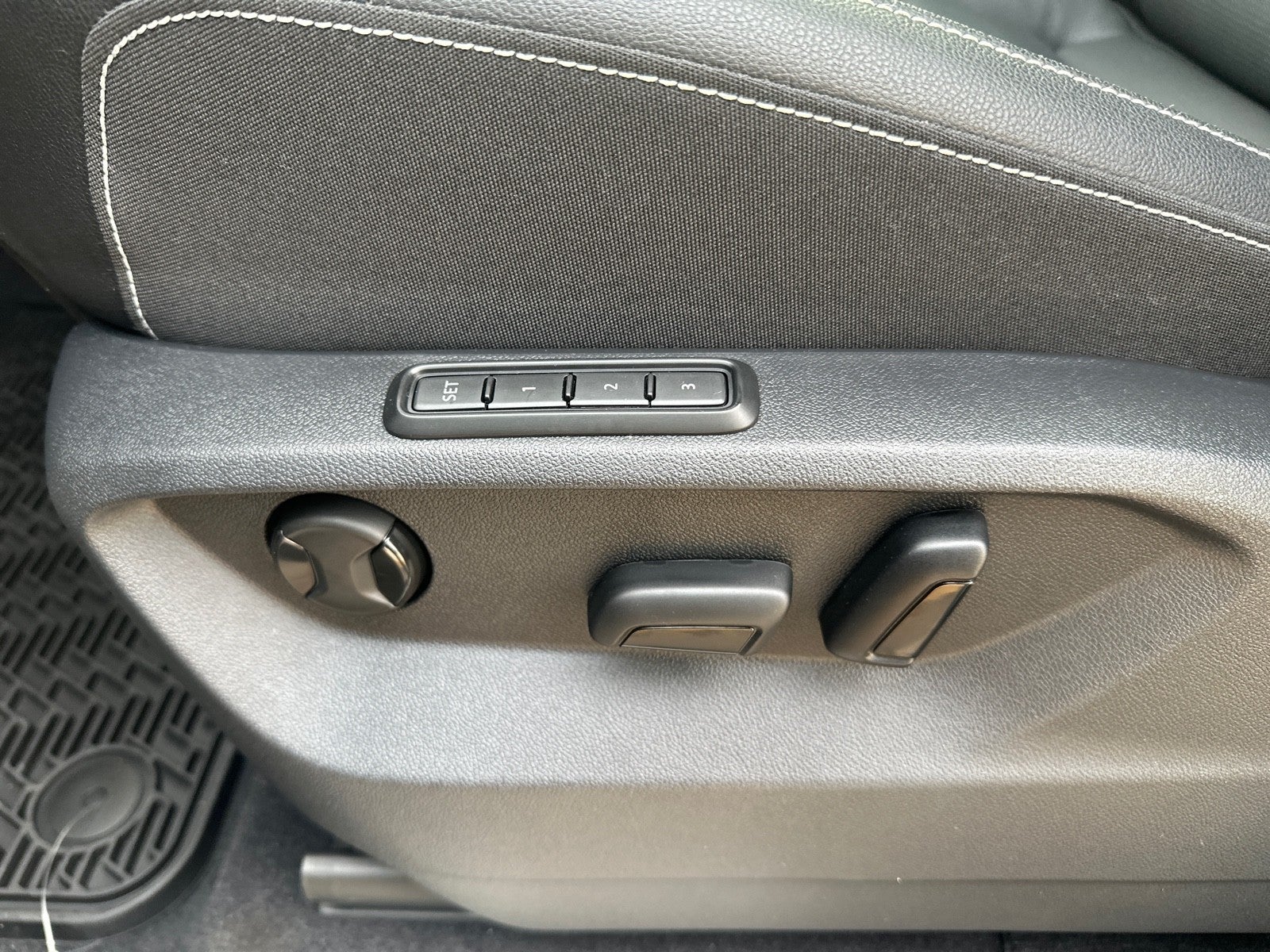 2026 Volkswagen Atlas Cross Sport 2.0T SEL R-Line Black 4MOTION