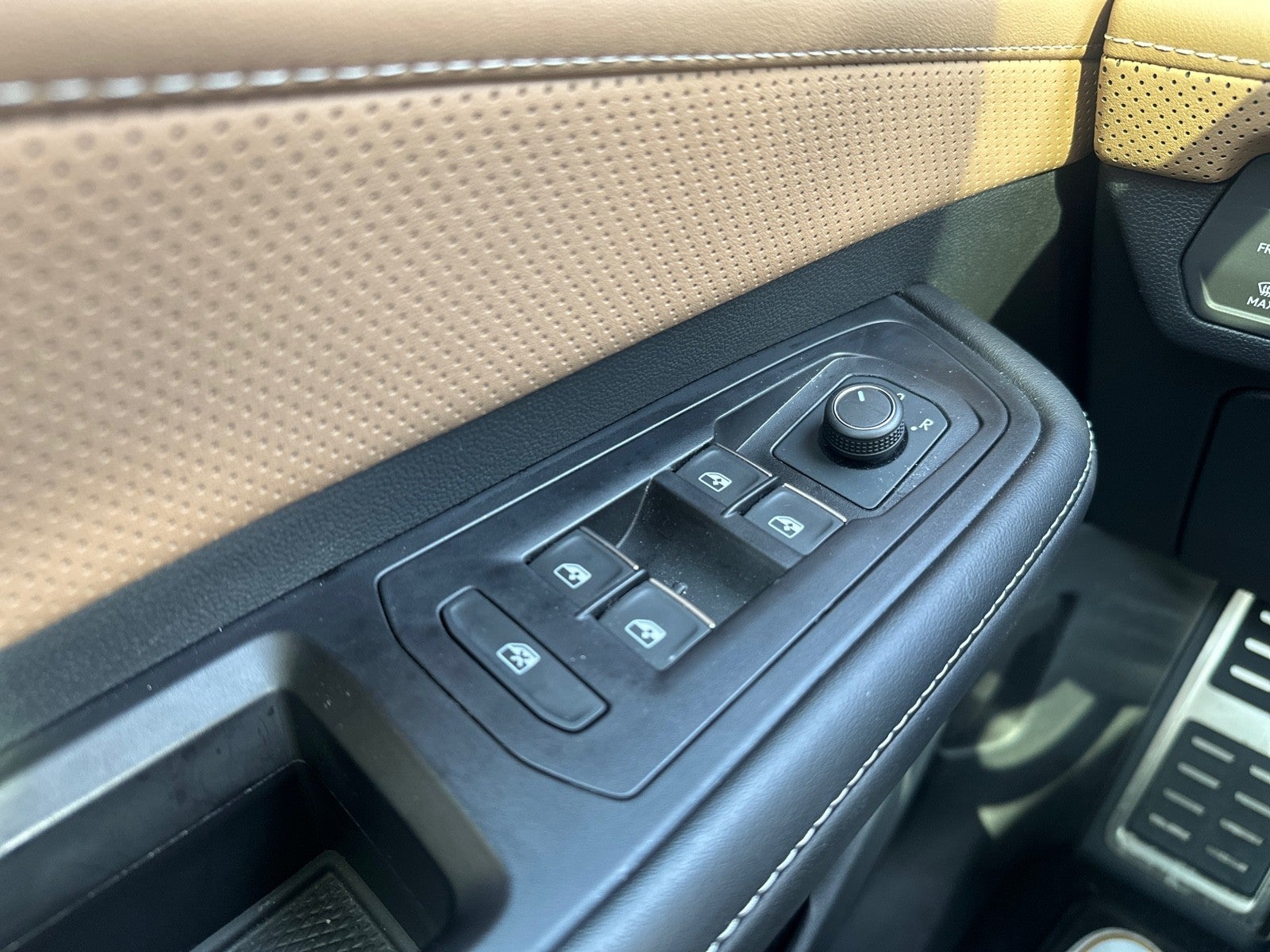 2025 Volkswagen Atlas Cross Sport 2.0T SEL R-Line Black 4MOTION