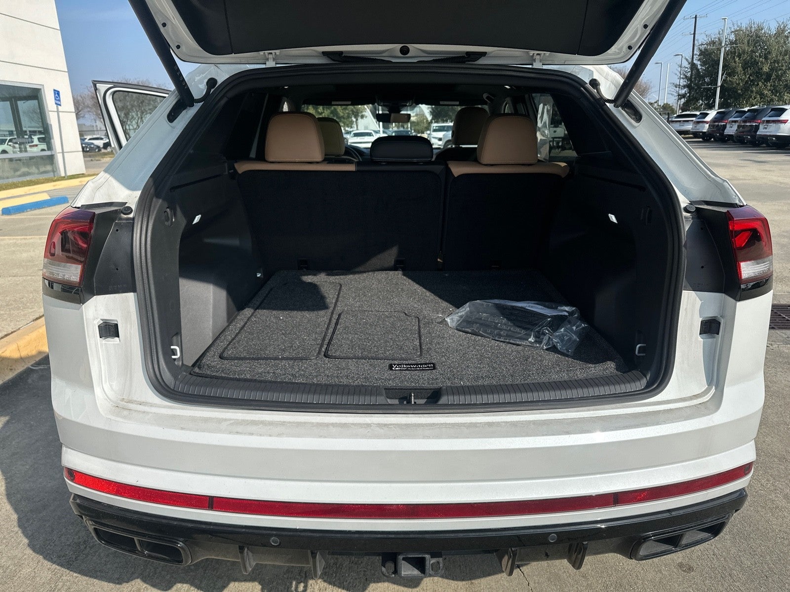 2025 Volkswagen Atlas Cross Sport 2.0T SEL R-Line Black 4MOTION