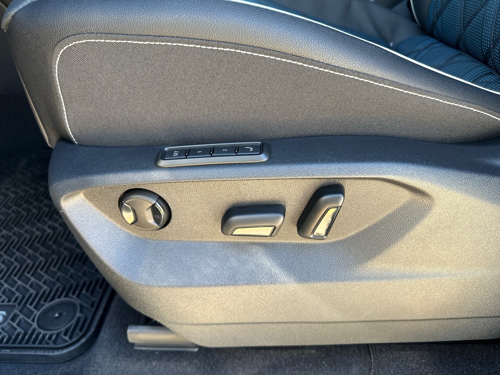 2026 Volkswagen Atlas Cross Sport 2.0T SEL Premium R-Line 4MOTION