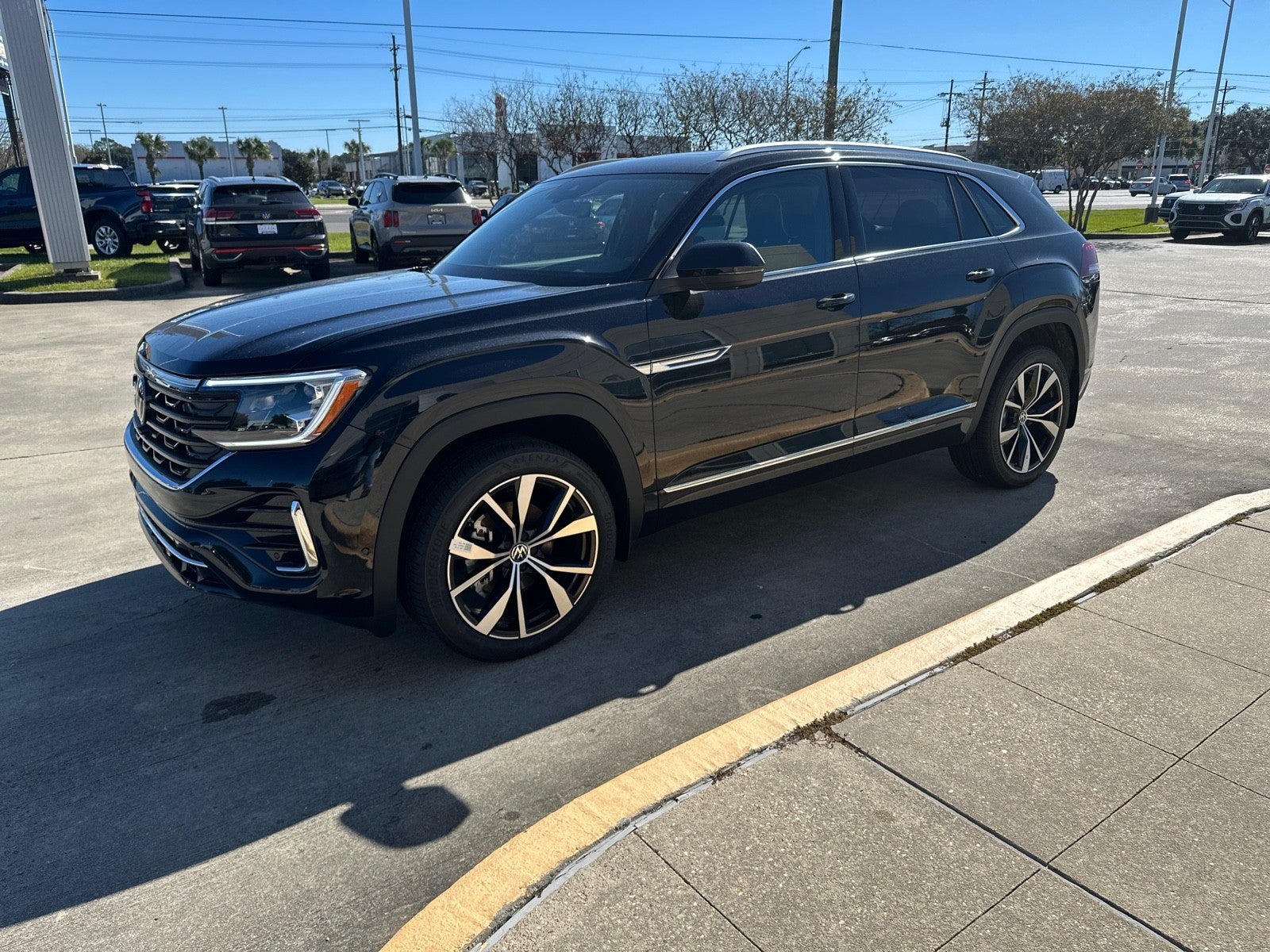 2026 Volkswagen Atlas Cross Sport 2.0T SEL Premium R-Line 4MOTION