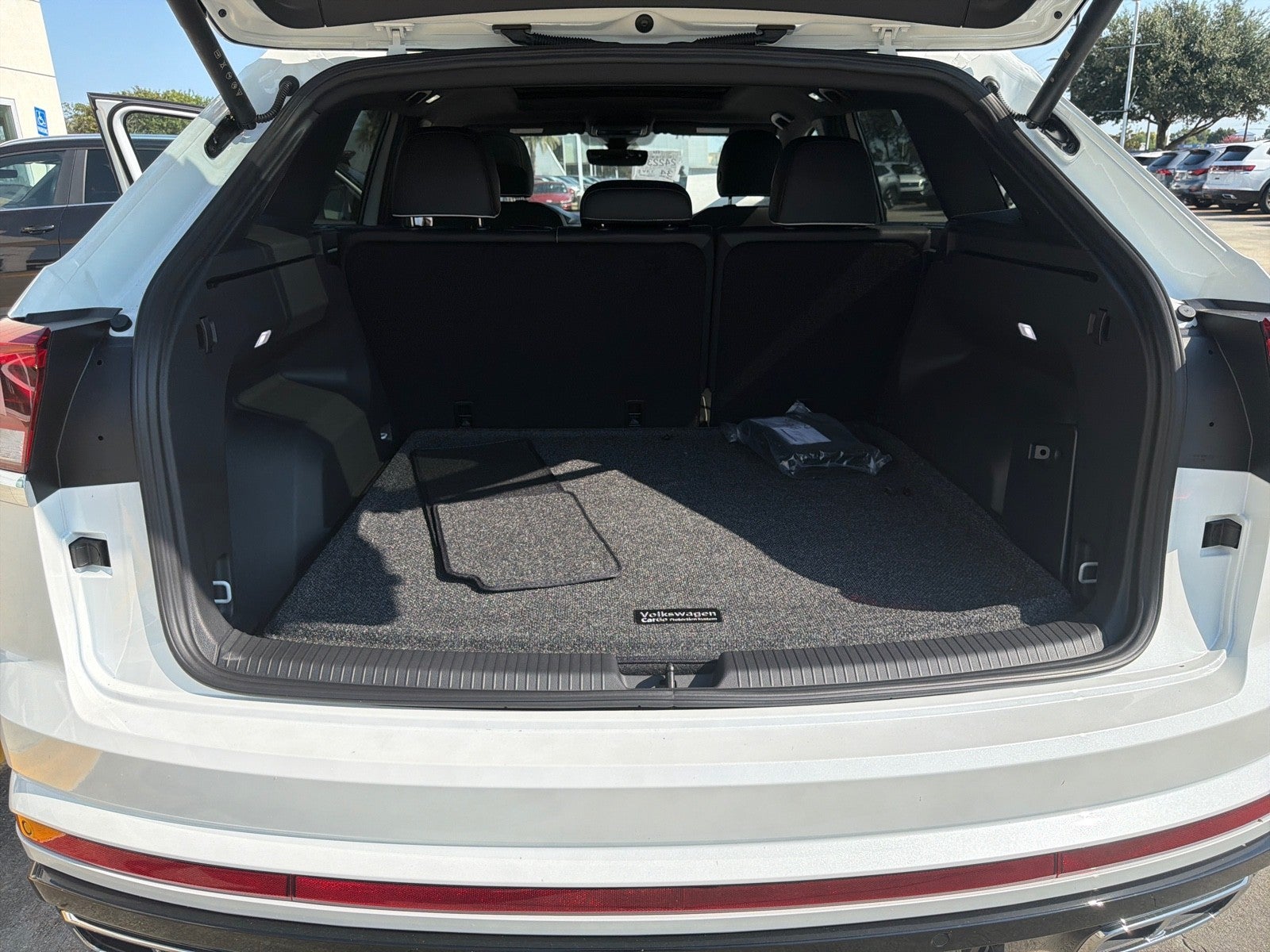2026 Volkswagen Atlas Cross Sport 2.0T SEL Premium R-Line 4MOTION