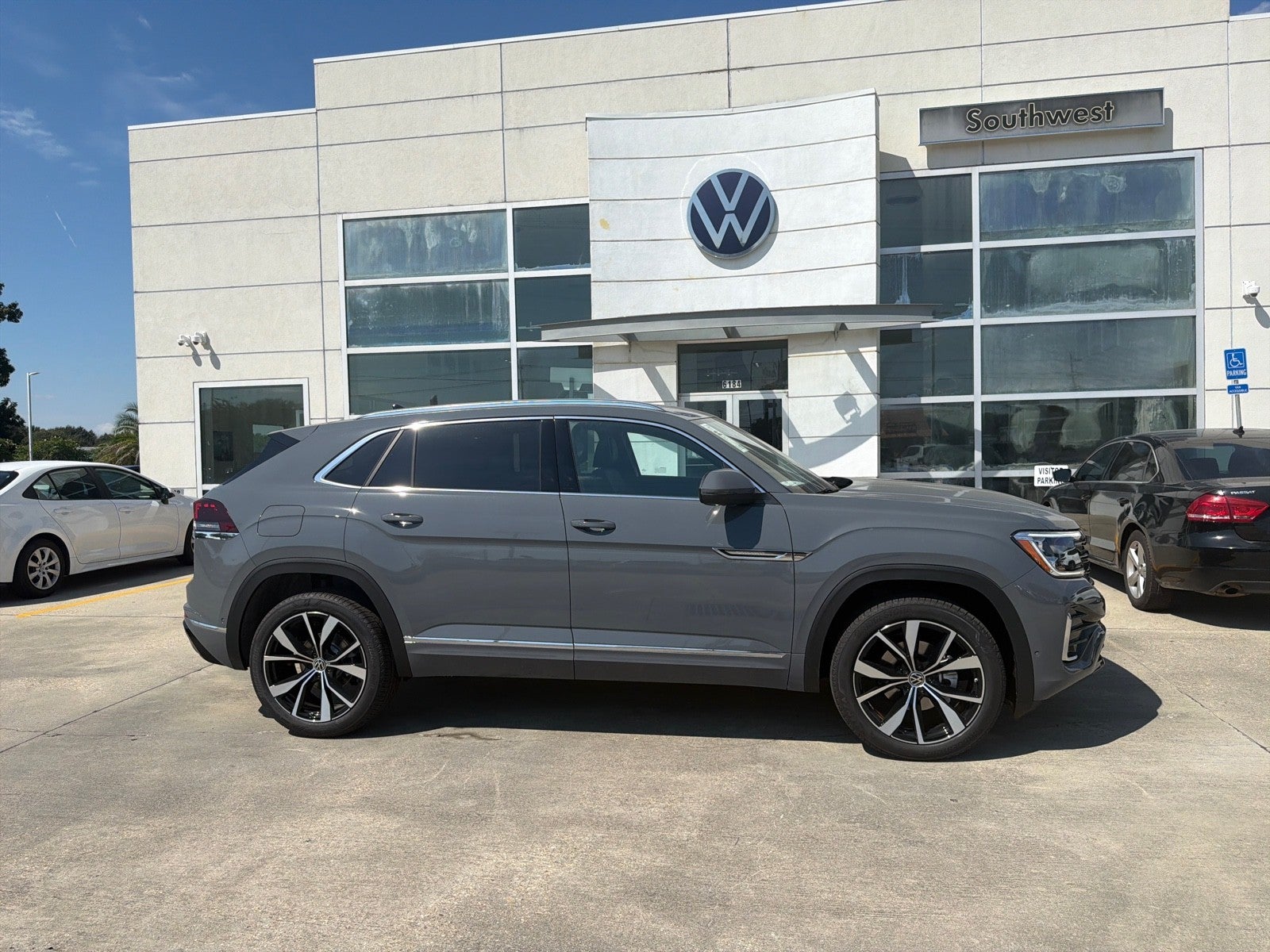 2026 Volkswagen Atlas Cross Sport 2.0T SEL Premium R-Line 4MOTION