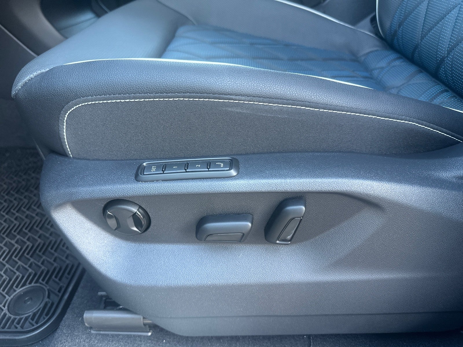 2026 Volkswagen Atlas Cross Sport 2.0T SEL Premium R-Line 4MOTION