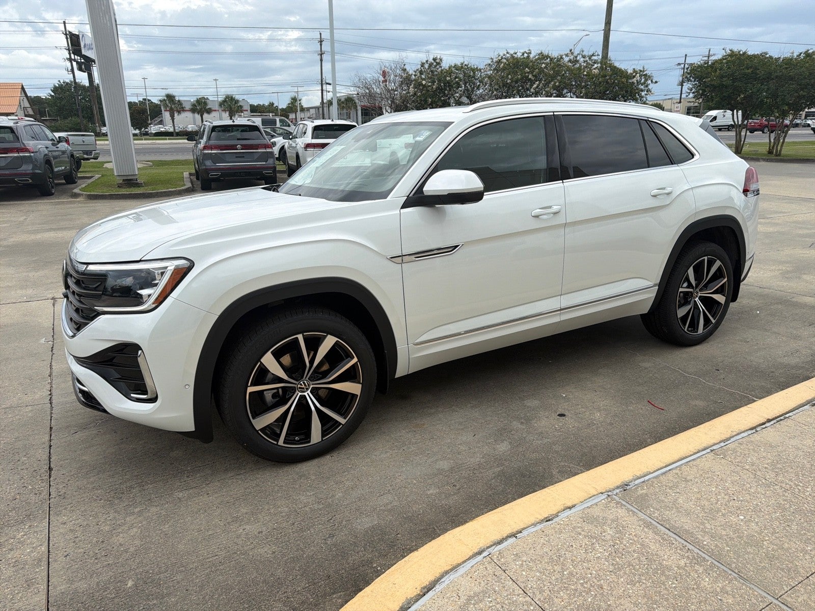 2026 Volkswagen Atlas Cross Sport 2.0T SEL Premium R-Line 4MOTION