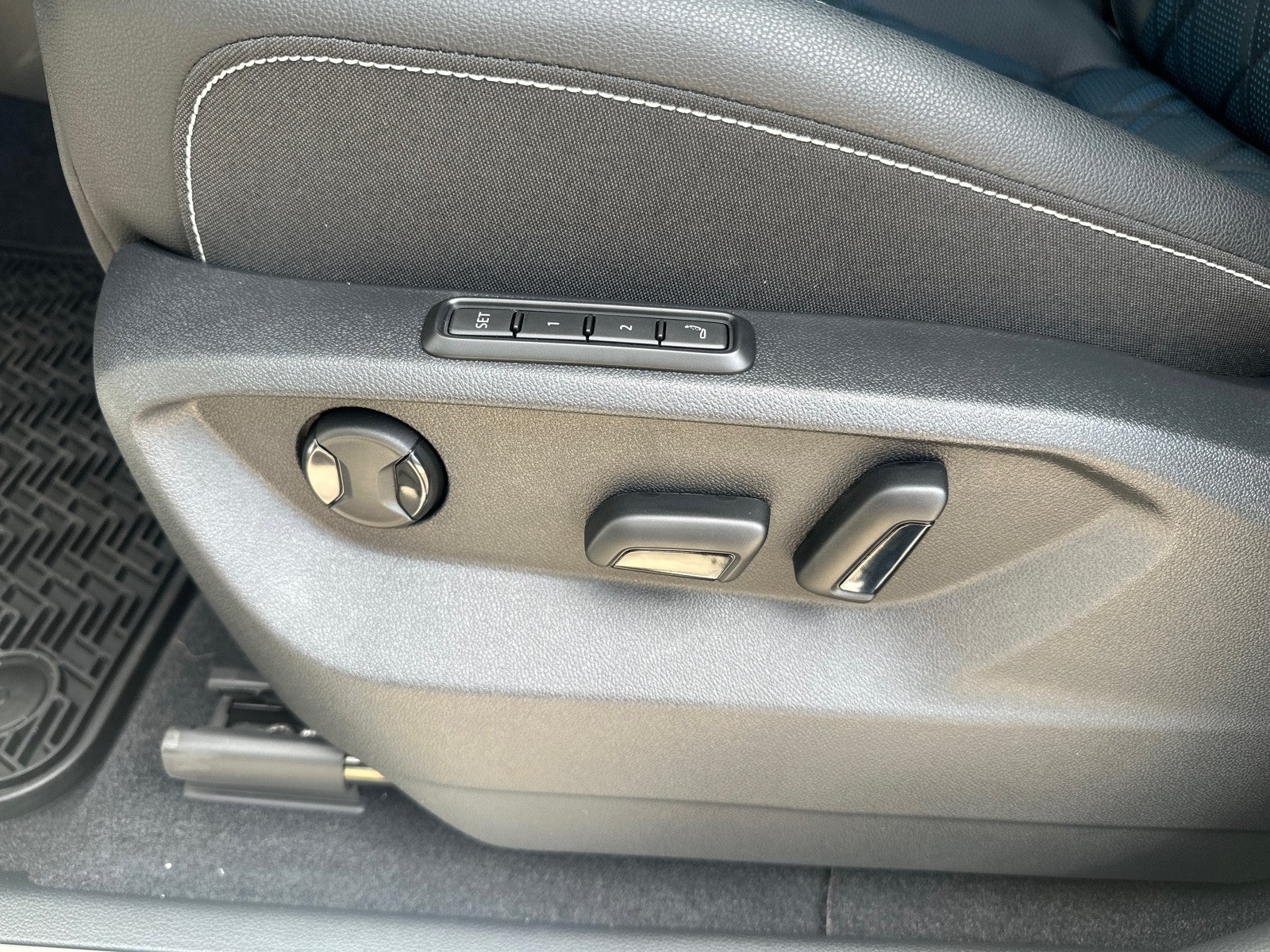 2026 Volkswagen Atlas Cross Sport 2.0T SEL Premium R-Line 4MOTION