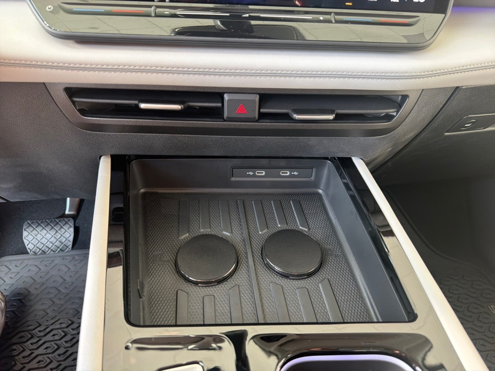 2027 Volkswagen Atlas SE w/Technology FWD