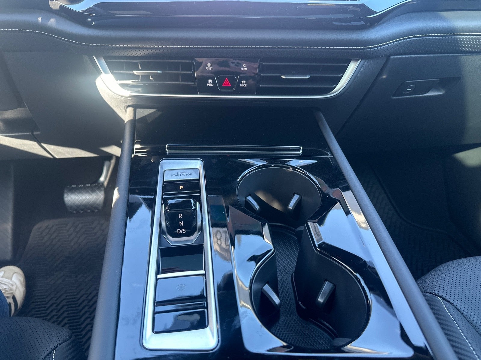 2026 Volkswagen Atlas Cross Sport 2.0T SE w/Technology FWD