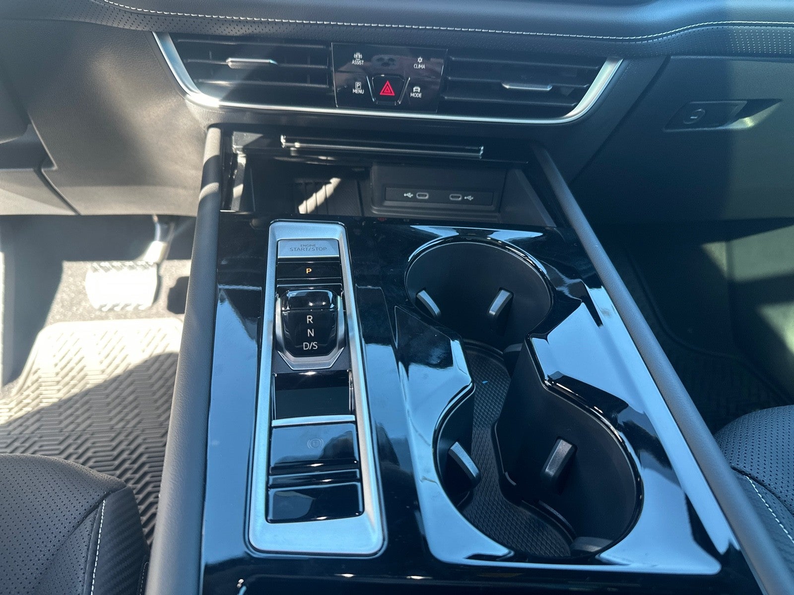 2026 Volkswagen Atlas Cross Sport 2.0T SE w/Technology FWD