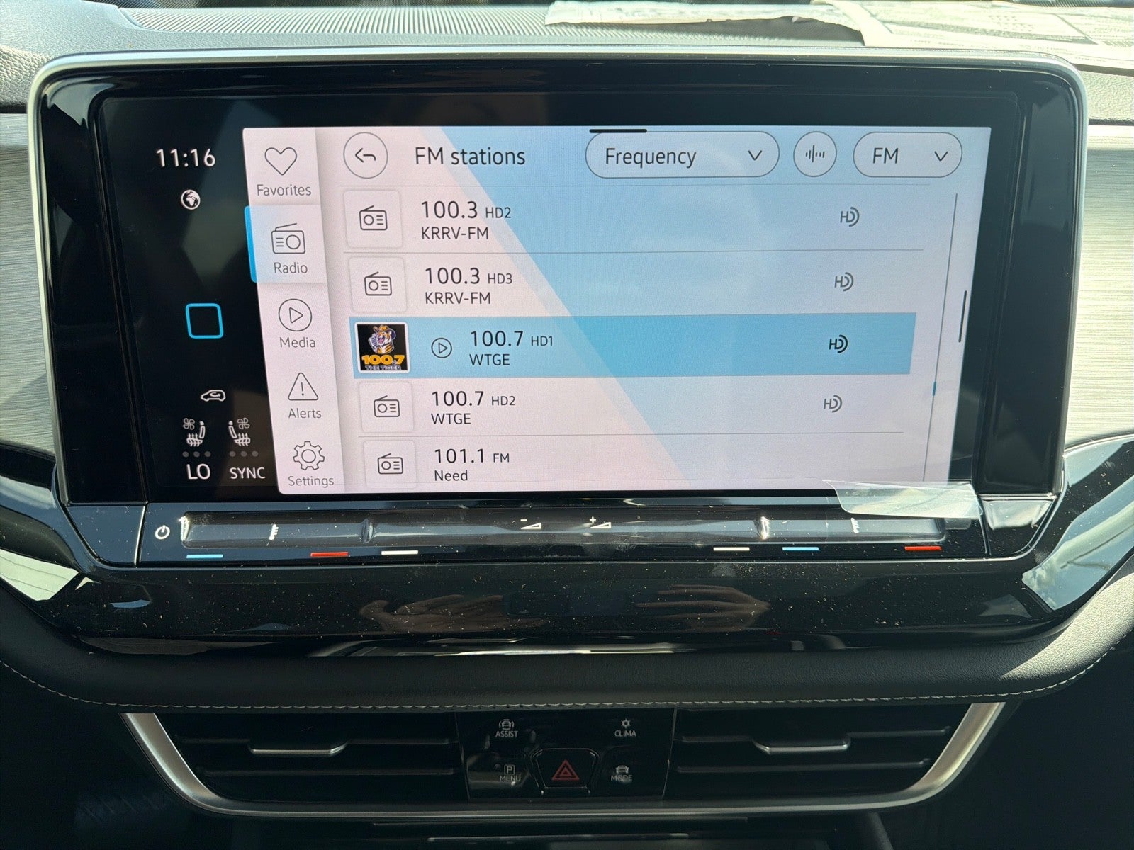 2026 Volkswagen Atlas Cross Sport 2.0T SE w/Technology FWD