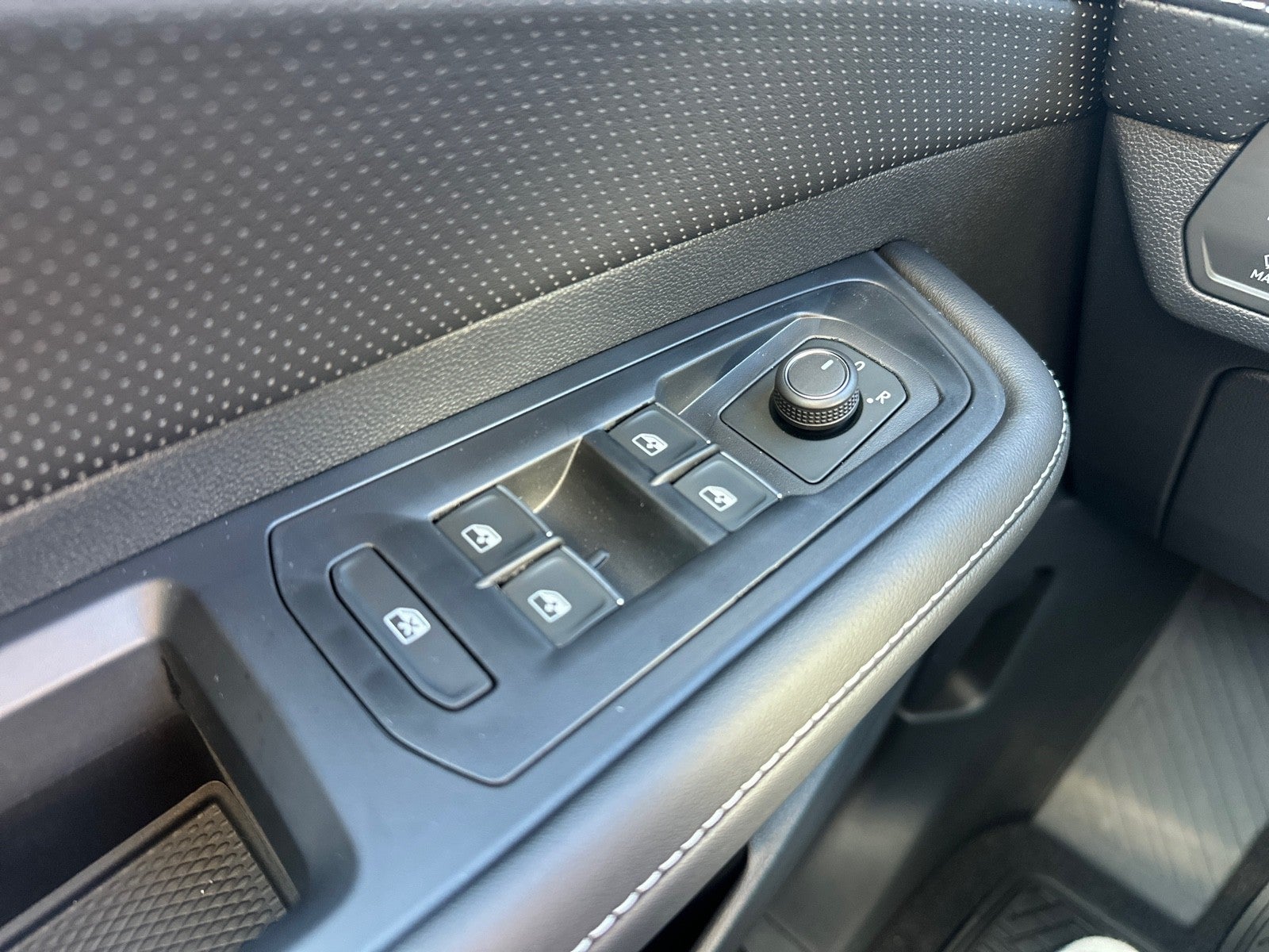 2026 Volkswagen Atlas Cross Sport 2.0T SE w/Technology FWD