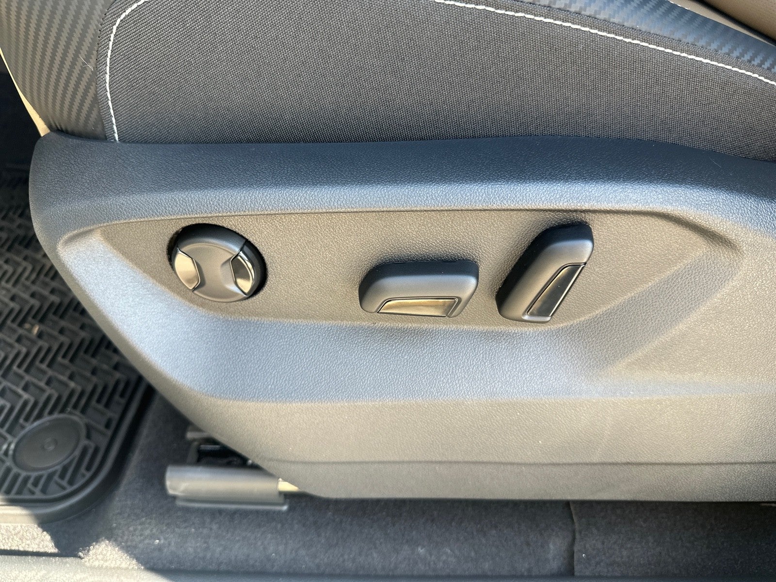 2026 Volkswagen Atlas Cross Sport 2.0T SE w/Technology FWD