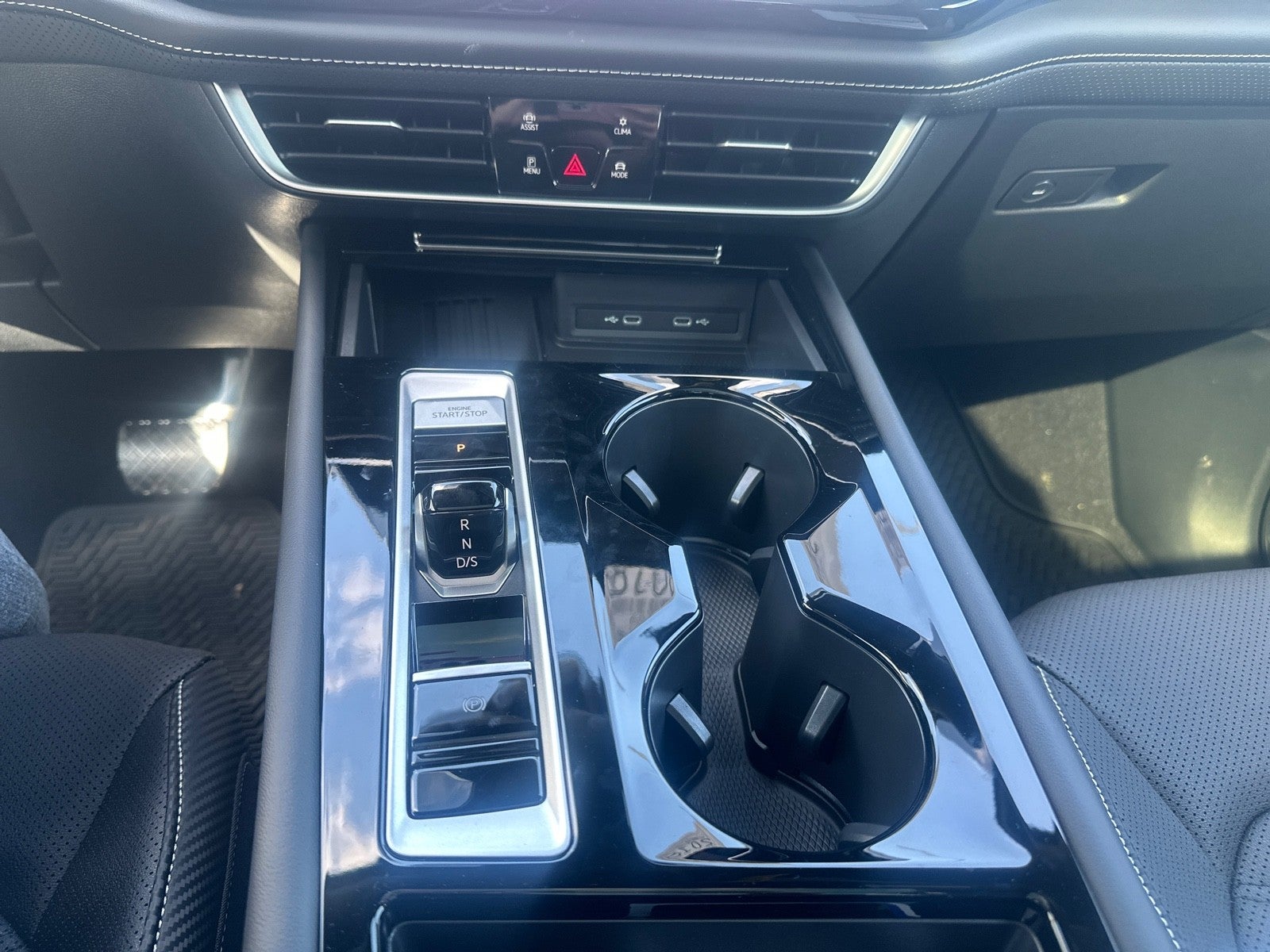 2026 Volkswagen Atlas Cross Sport 2.0T SE w/Technology FWD