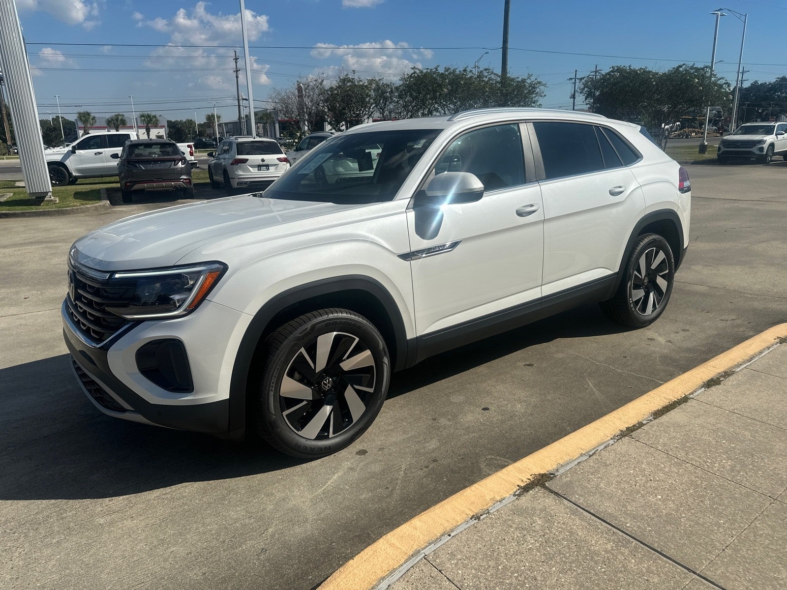 2026 Volkswagen Atlas Cross Sport 2.0T SE w/Technology FWD