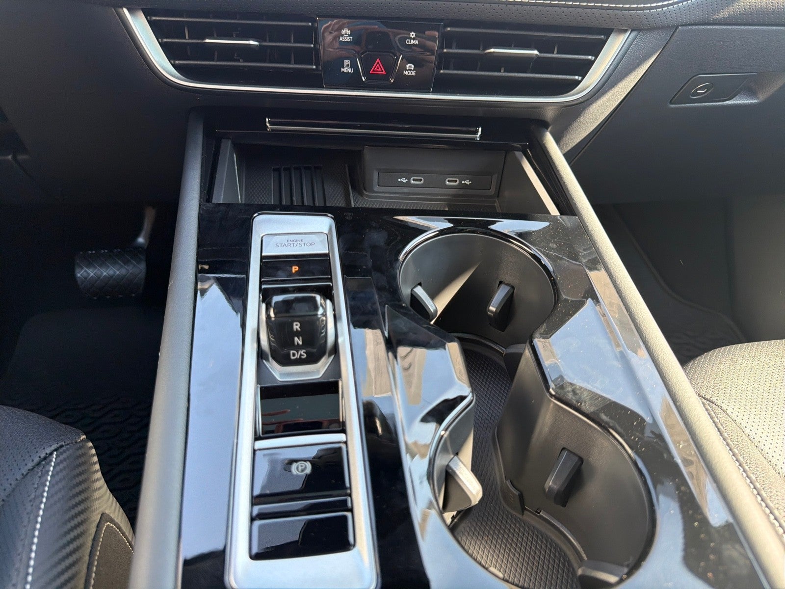 2026 Volkswagen Atlas Cross Sport 2.0T SE w/Technology FWD