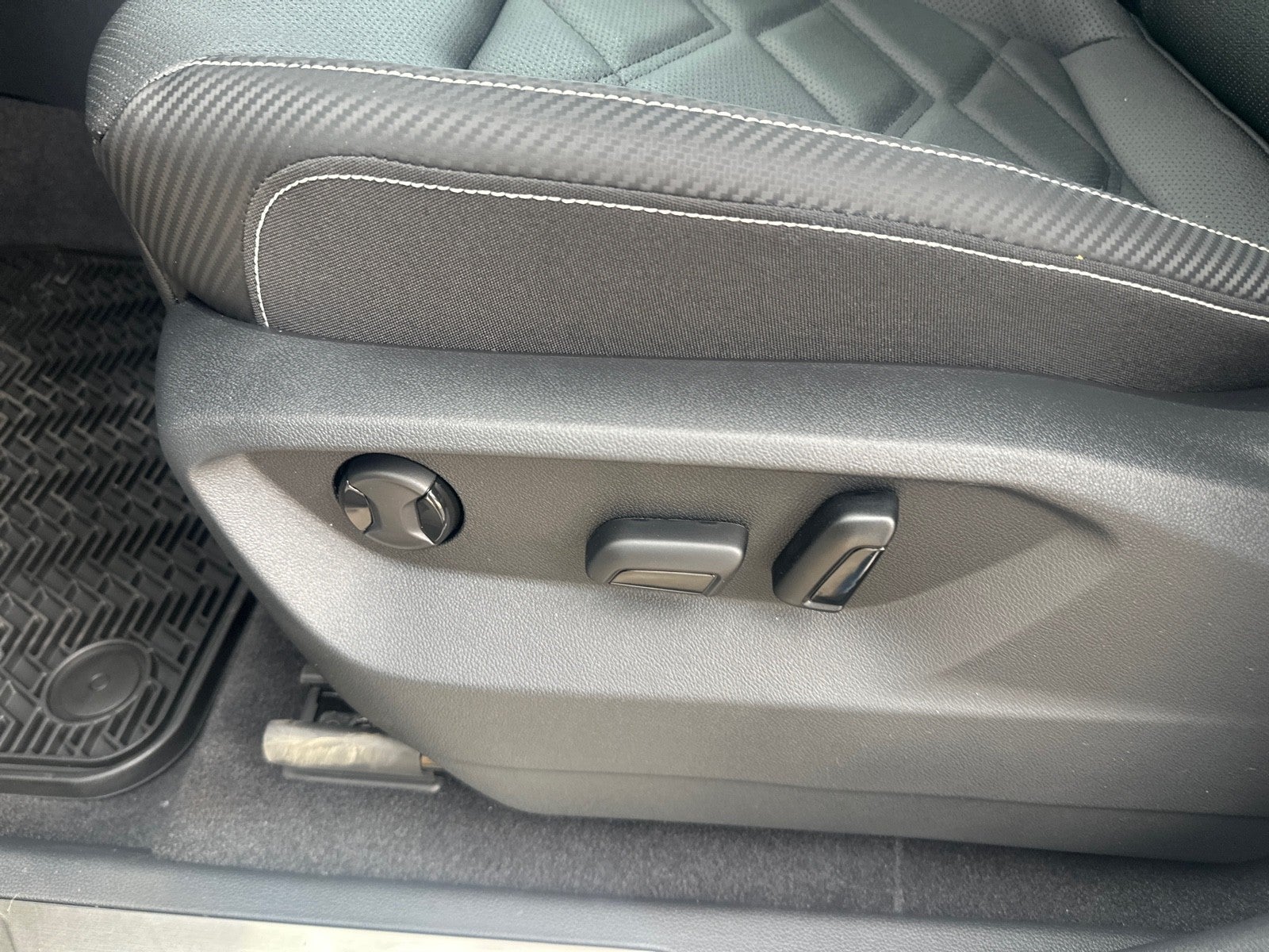 2026 Volkswagen Atlas Cross Sport 2.0T SE w/Technology FWD