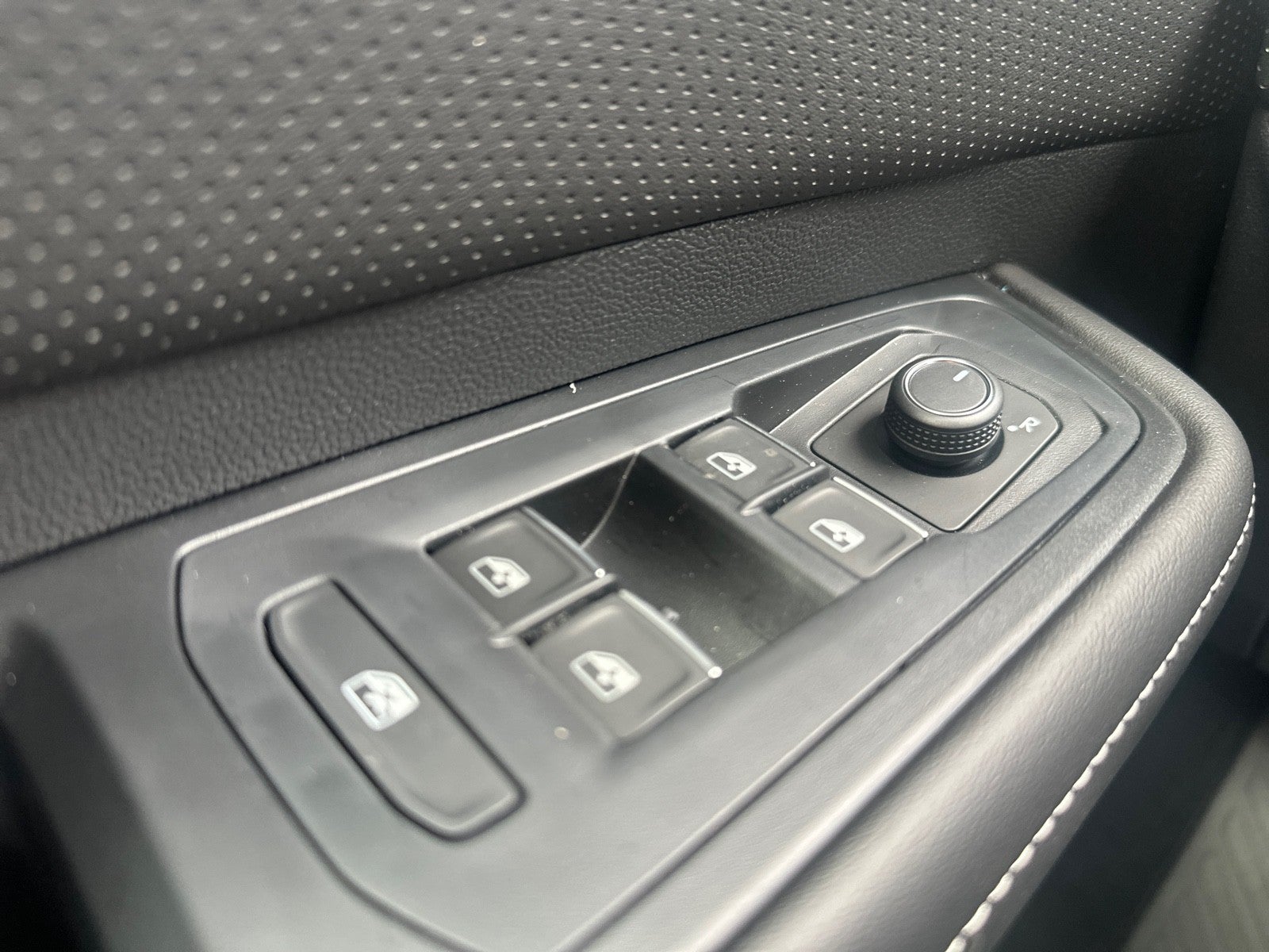 2026 Volkswagen Atlas Cross Sport 2.0T SE w/Technology FWD