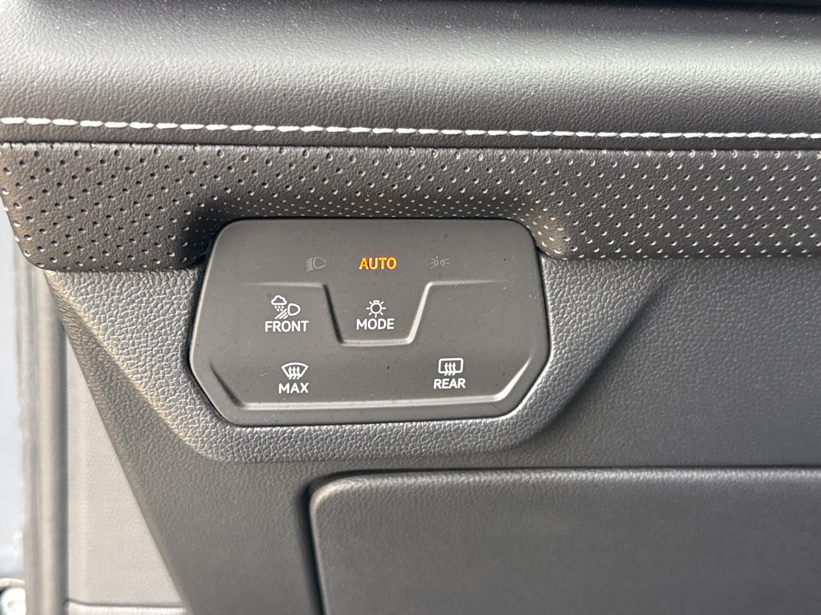 2024 Volkswagen Atlas Cross Sport 2.0T SE w/Technology FWD