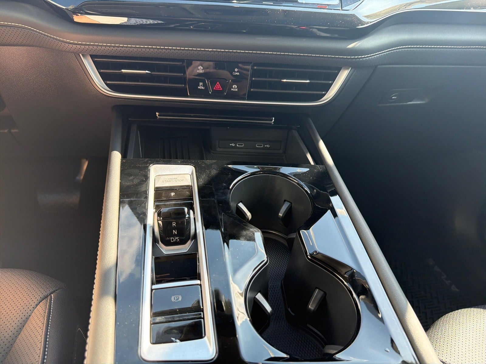 2026 Volkswagen Atlas 2.0T SE w/Technology FWD