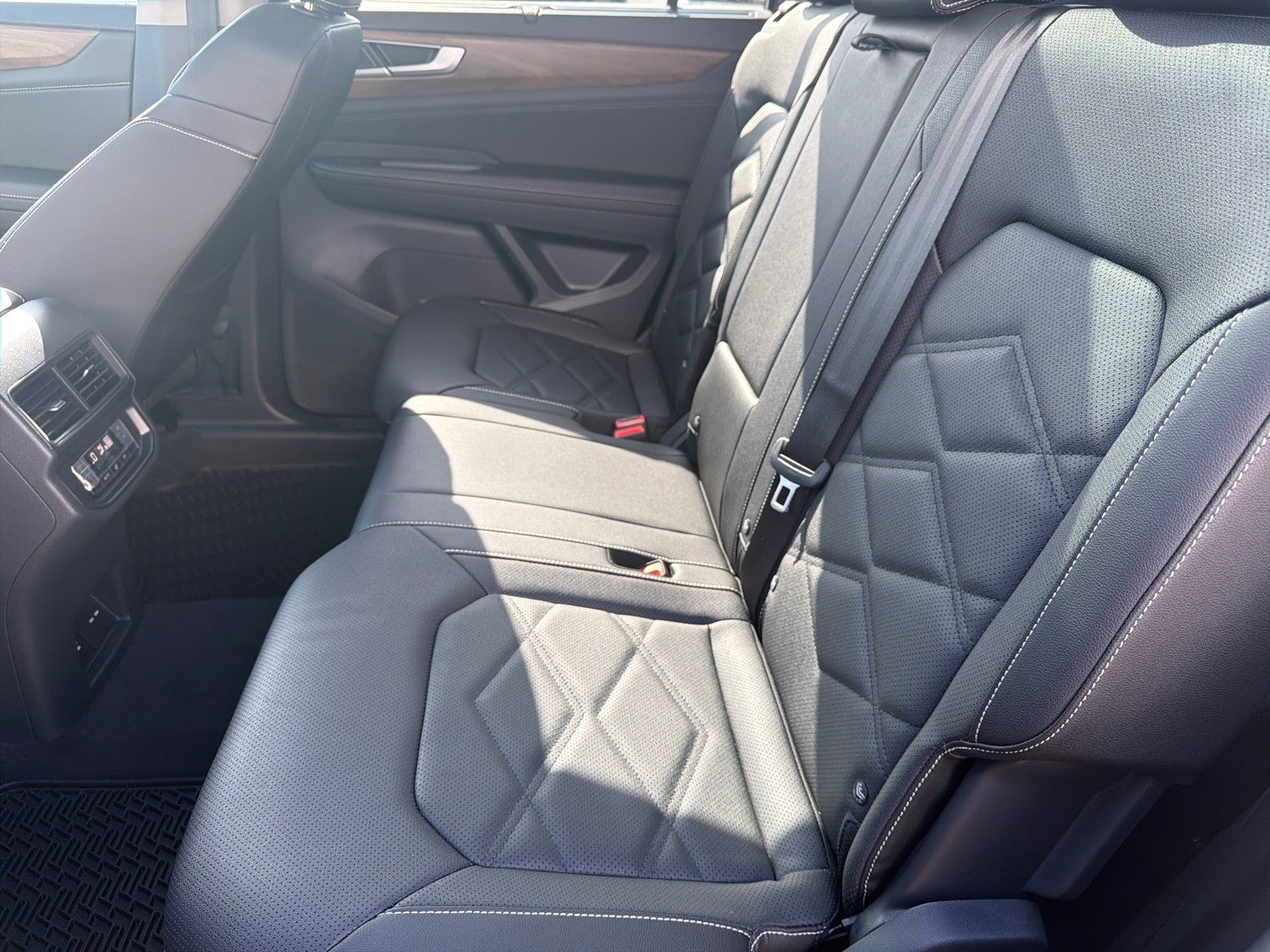 2026 Volkswagen Atlas 2.0T SE w/Technology FWD