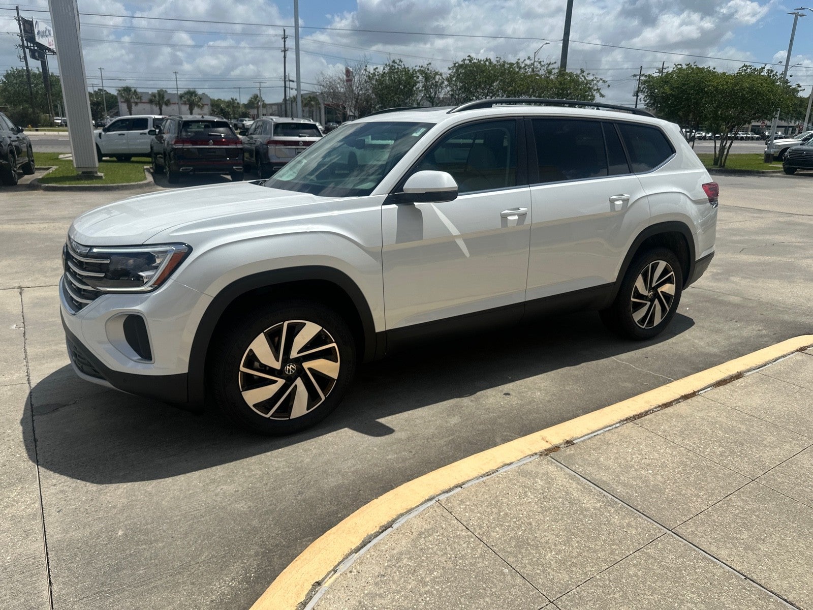 2026 Volkswagen Atlas 2.0T SE w/Technology FWD