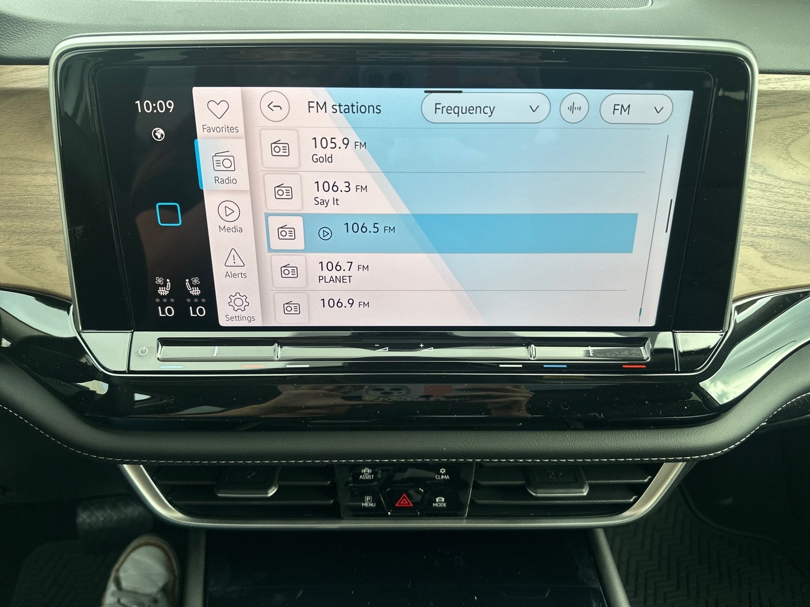 2026 Volkswagen Atlas 2.0T SE w/Technology FWD