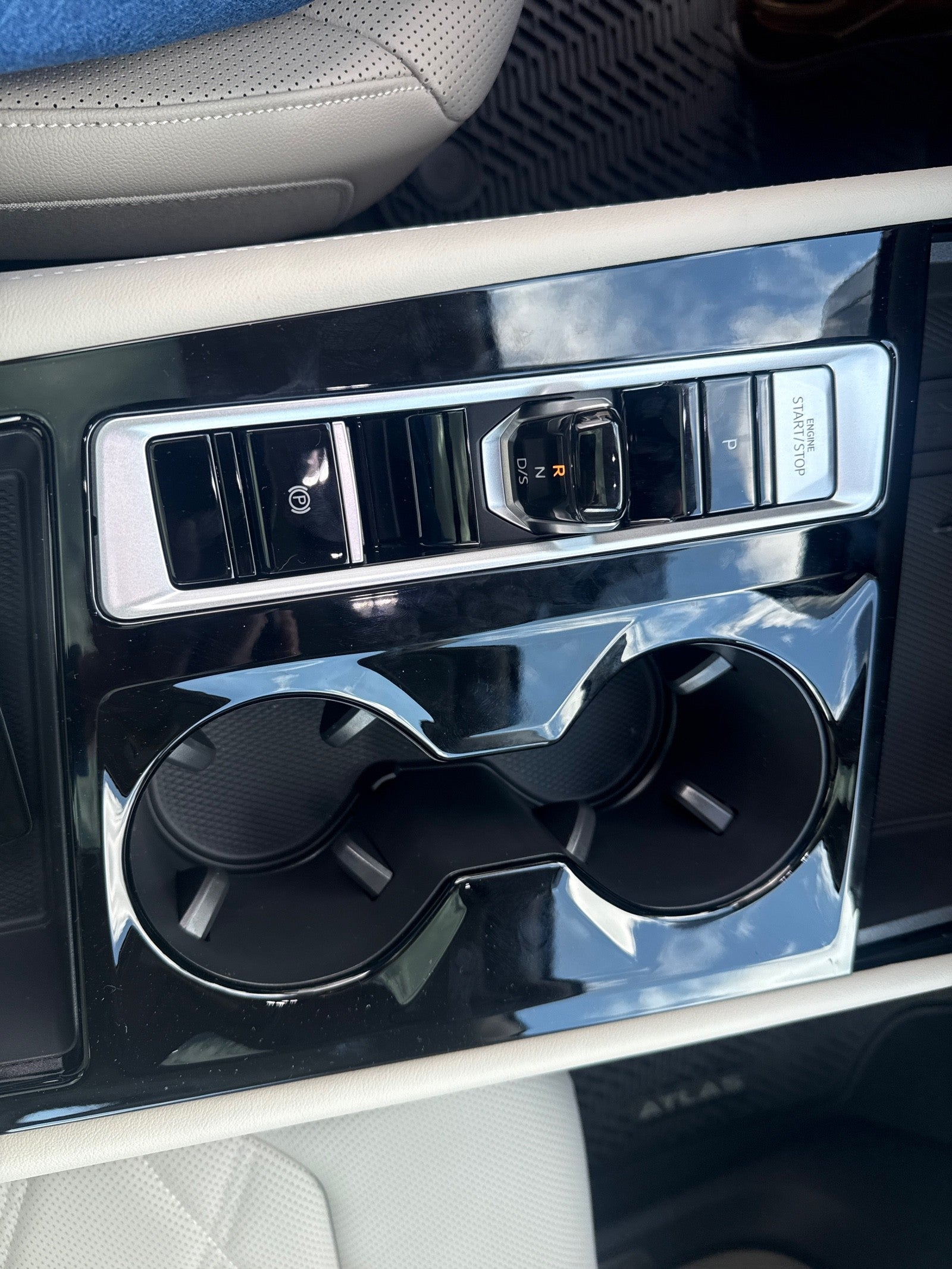 2026 Volkswagen Atlas 2.0T SE w/Technology FWD