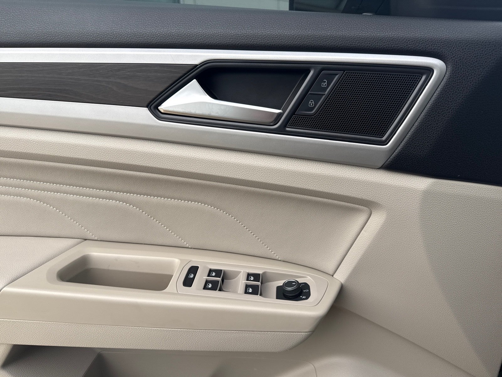 2021 Volkswagen Atlas 3.6L V6 SE w/Technology FWD *Ltd Avail*