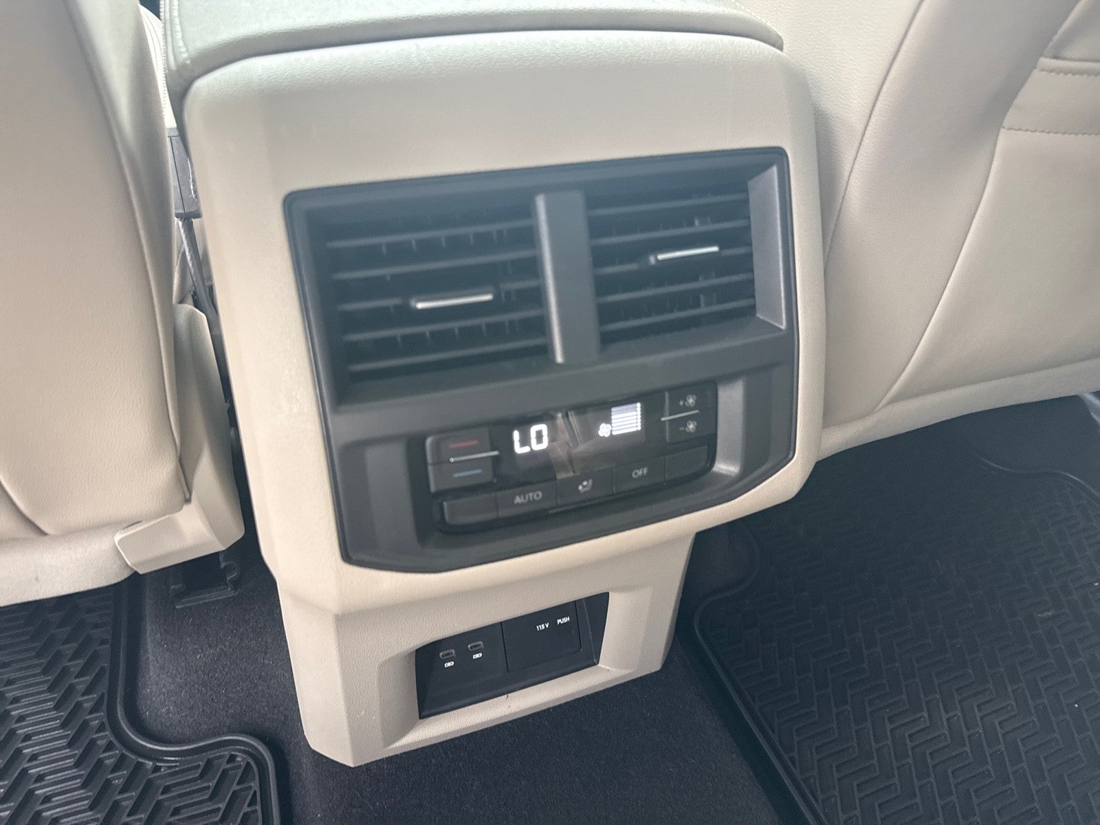 2021 Volkswagen Atlas 3.6L V6 SE w/Technology FWD *Ltd Avail*
