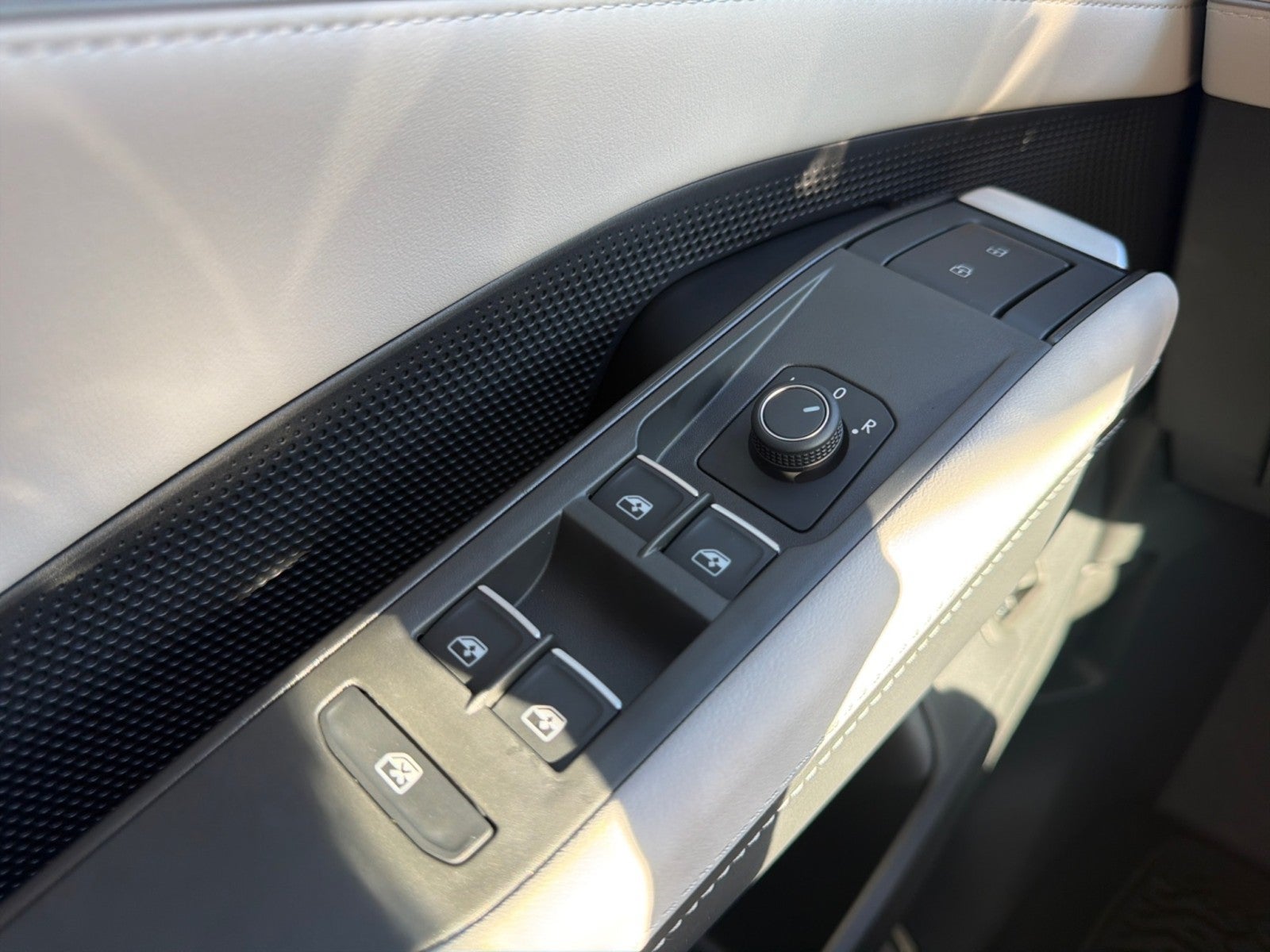 2027 Volkswagen Atlas SE w/Technology FWD