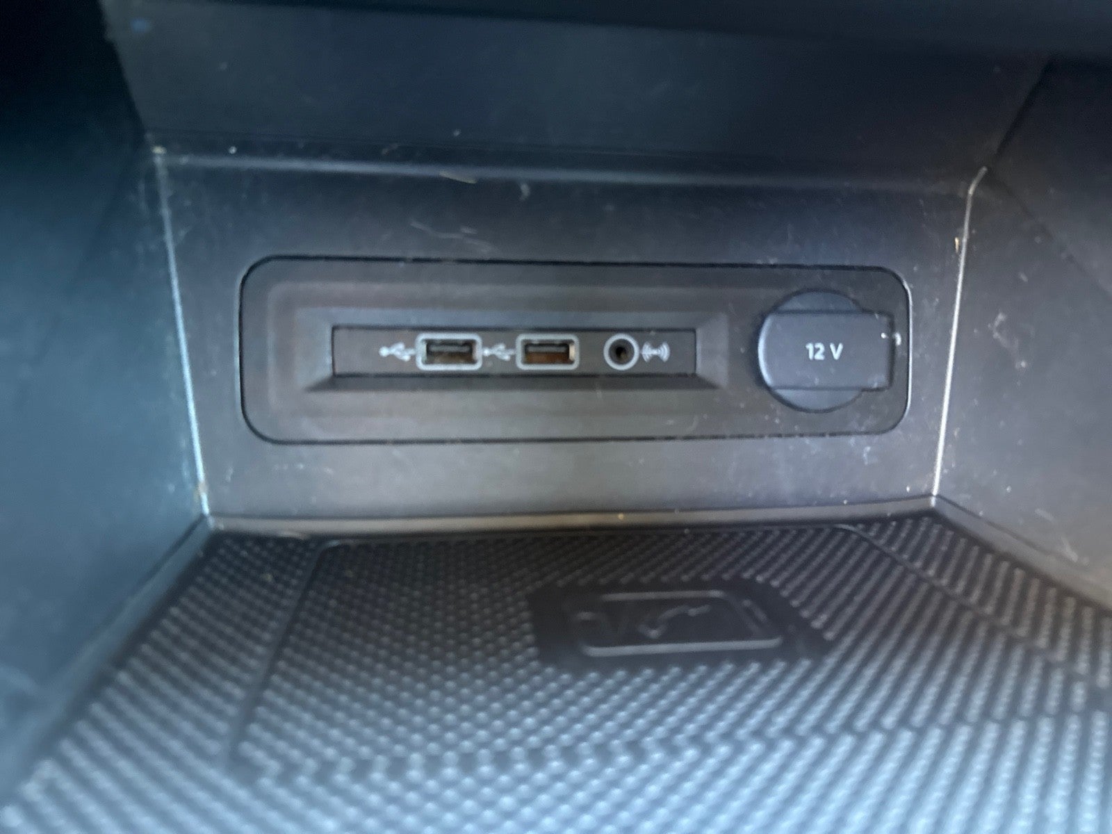 2021 Volkswagen Atlas 3.6L V6 SE w/Technology R-Line FWD *Ltd Avail*