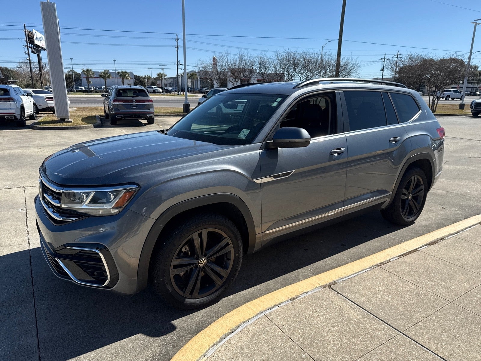 2021 Volkswagen Atlas 3.6L V6 SE w/Technology R-Line FWD *Ltd Avail*