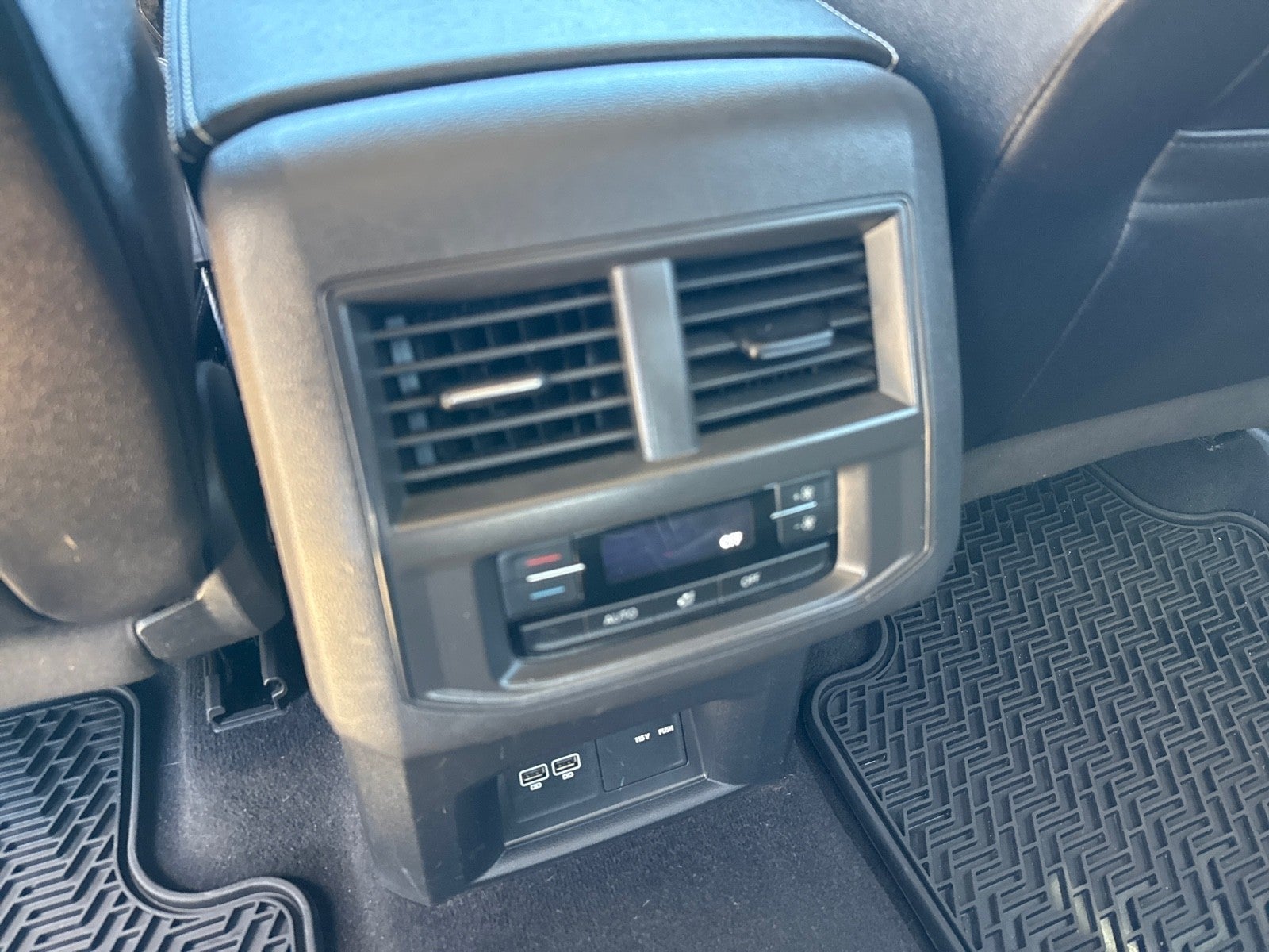 2021 Volkswagen Atlas 3.6L V6 SE w/Technology R-Line FWD *Ltd Avail*