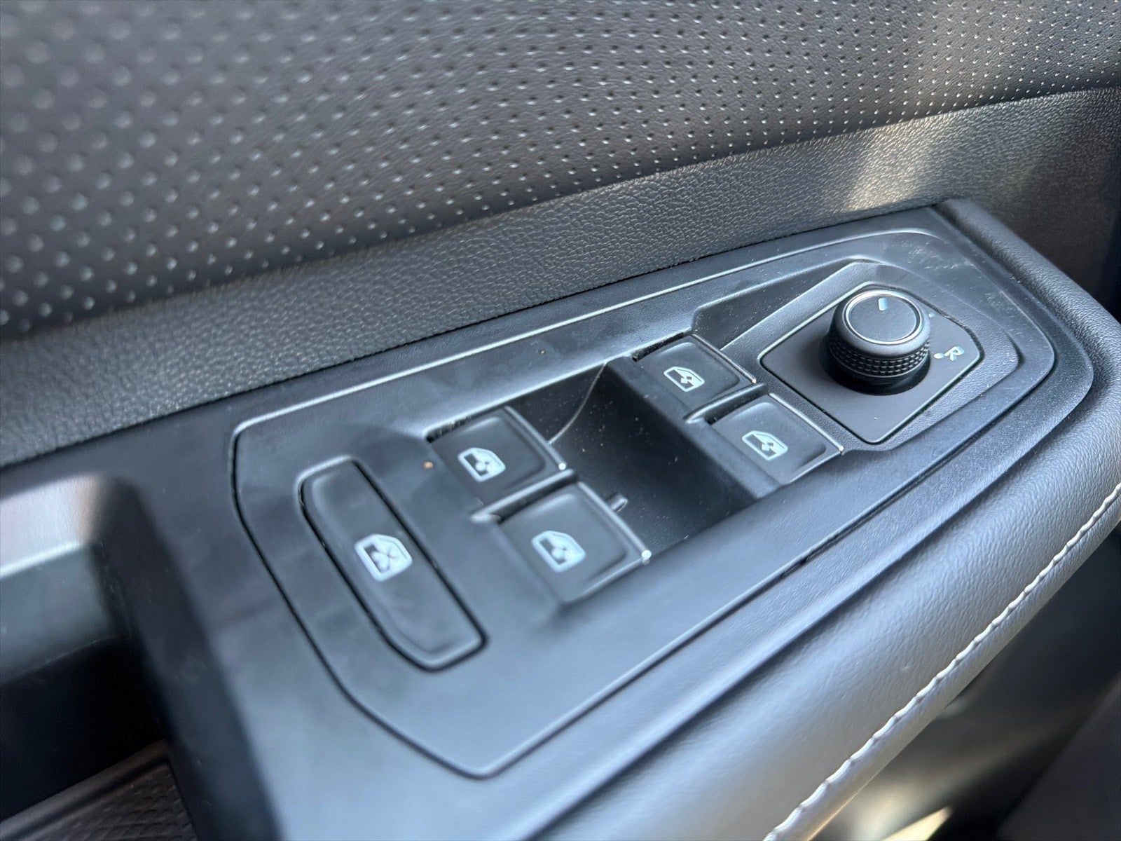 2026 Volkswagen Atlas Cross Sport 2.0T SE w/Technology FWD