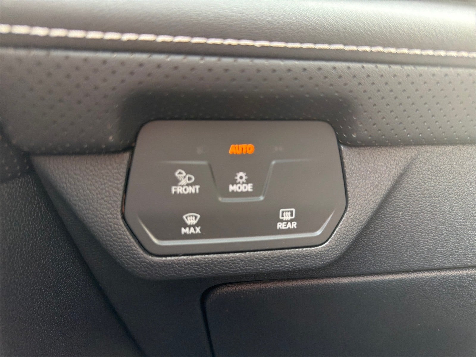 2026 Volkswagen Atlas Cross Sport 2.0T SE w/Technology FWD
