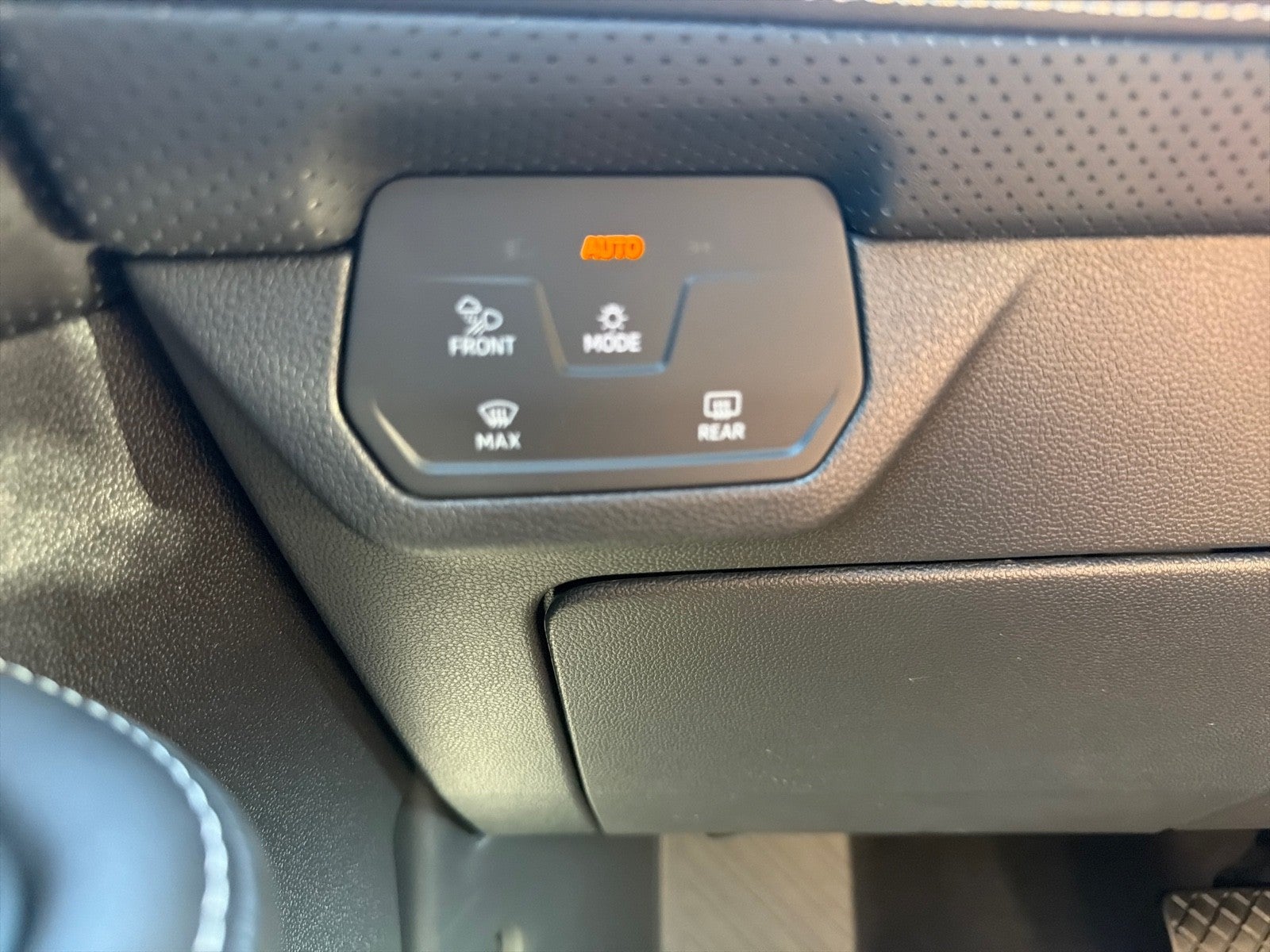 2026 Volkswagen Atlas Cross Sport 2.0T SE w/Technology FWD