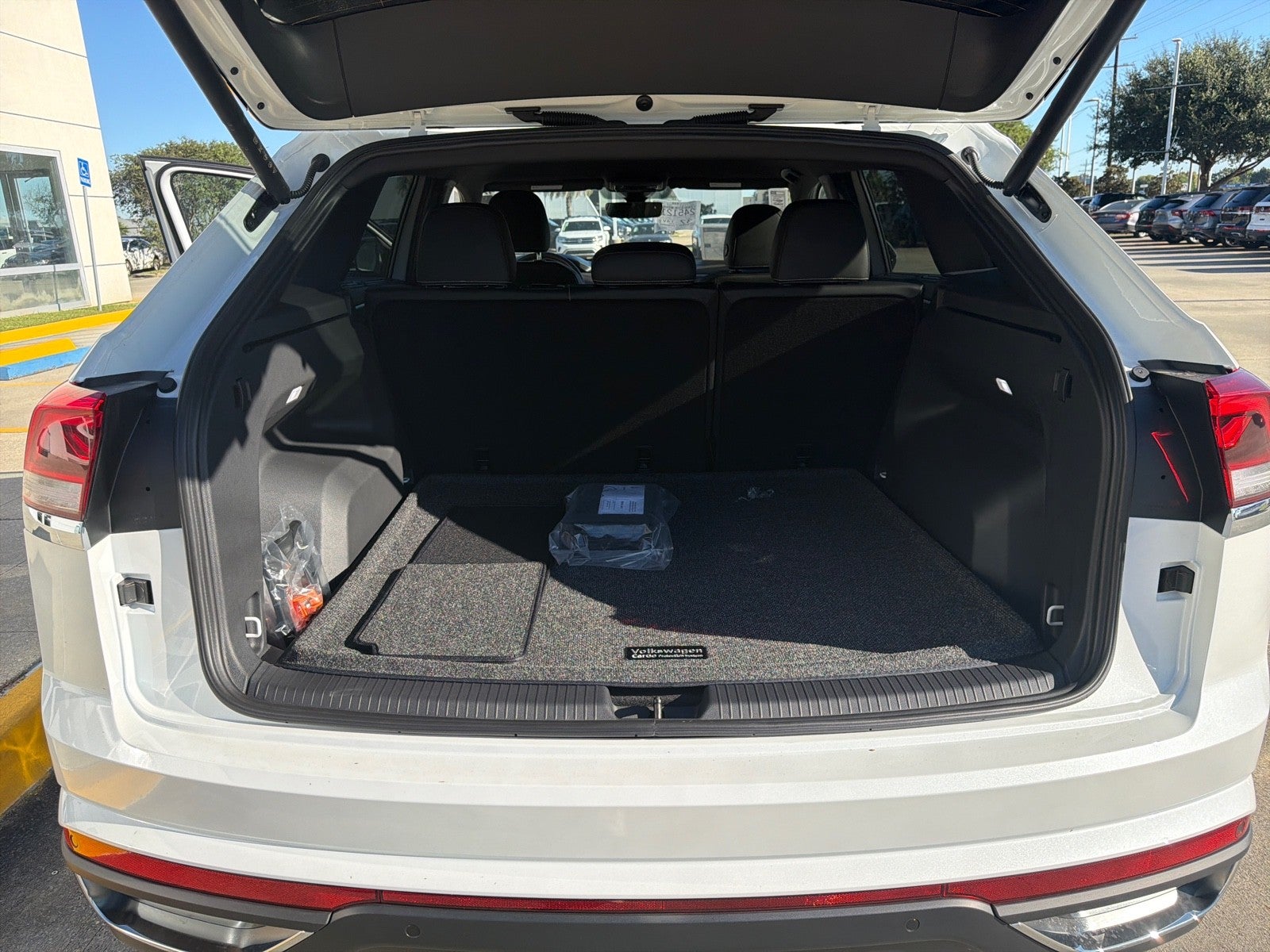 2026 Volkswagen Atlas Cross Sport 2.0T SE w/Technology FWD