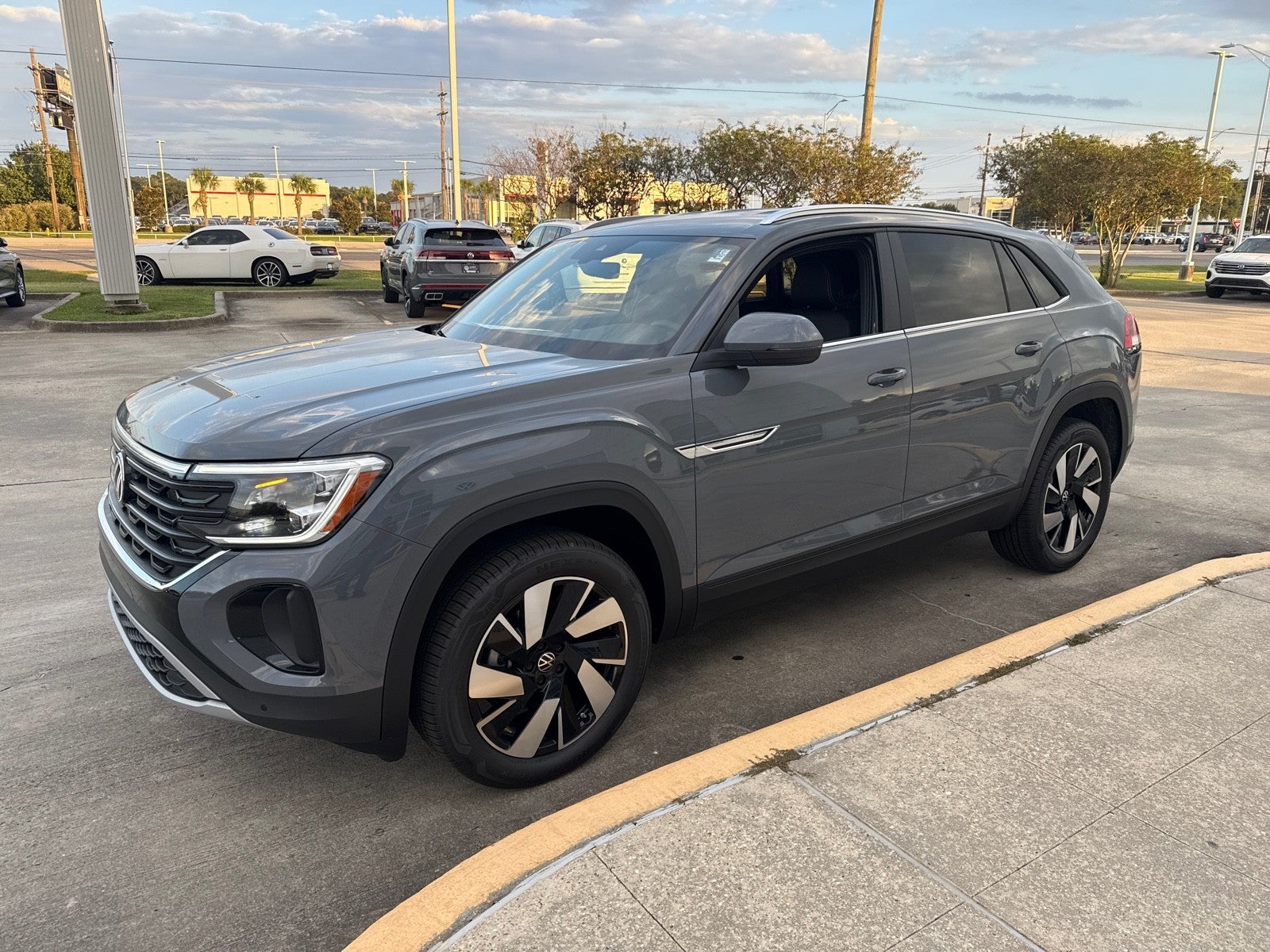 2026 Volkswagen Atlas Cross Sport 2.0T SE w/Technology FWD