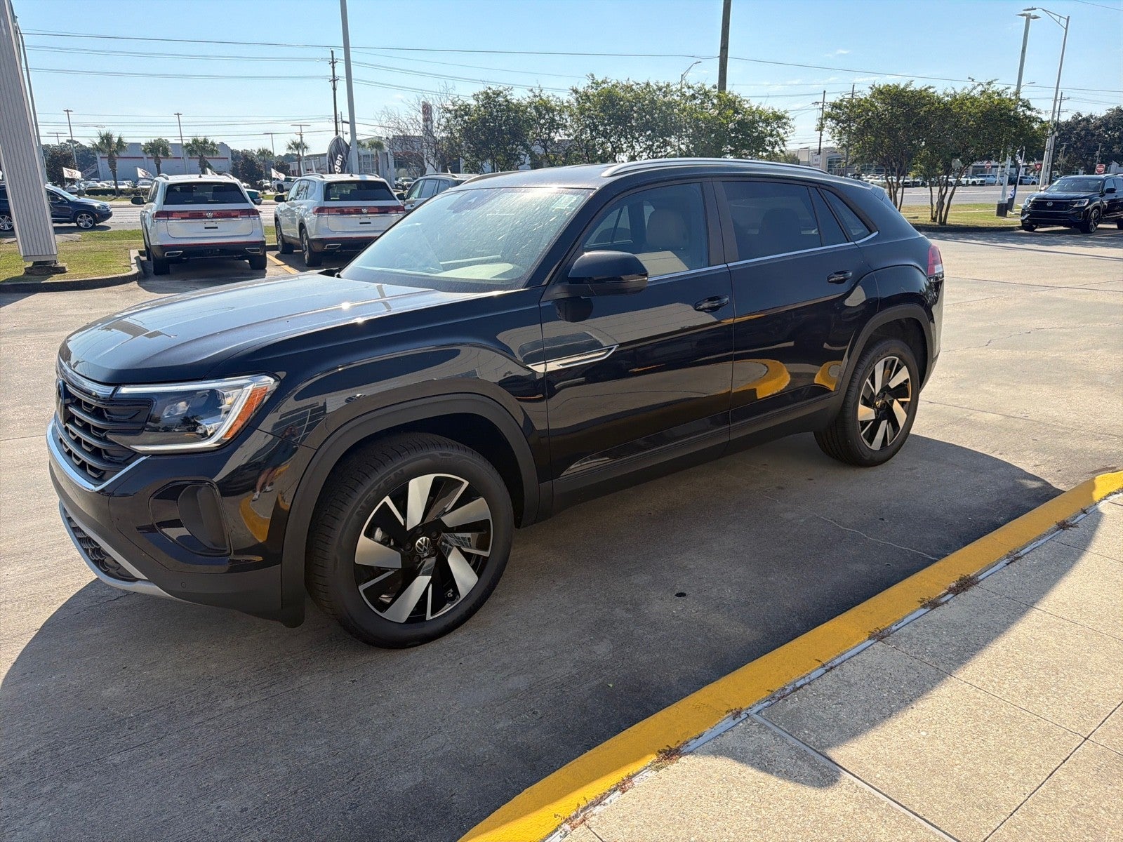 2026 Volkswagen Atlas Cross Sport 2.0T SE w/Technology FWD