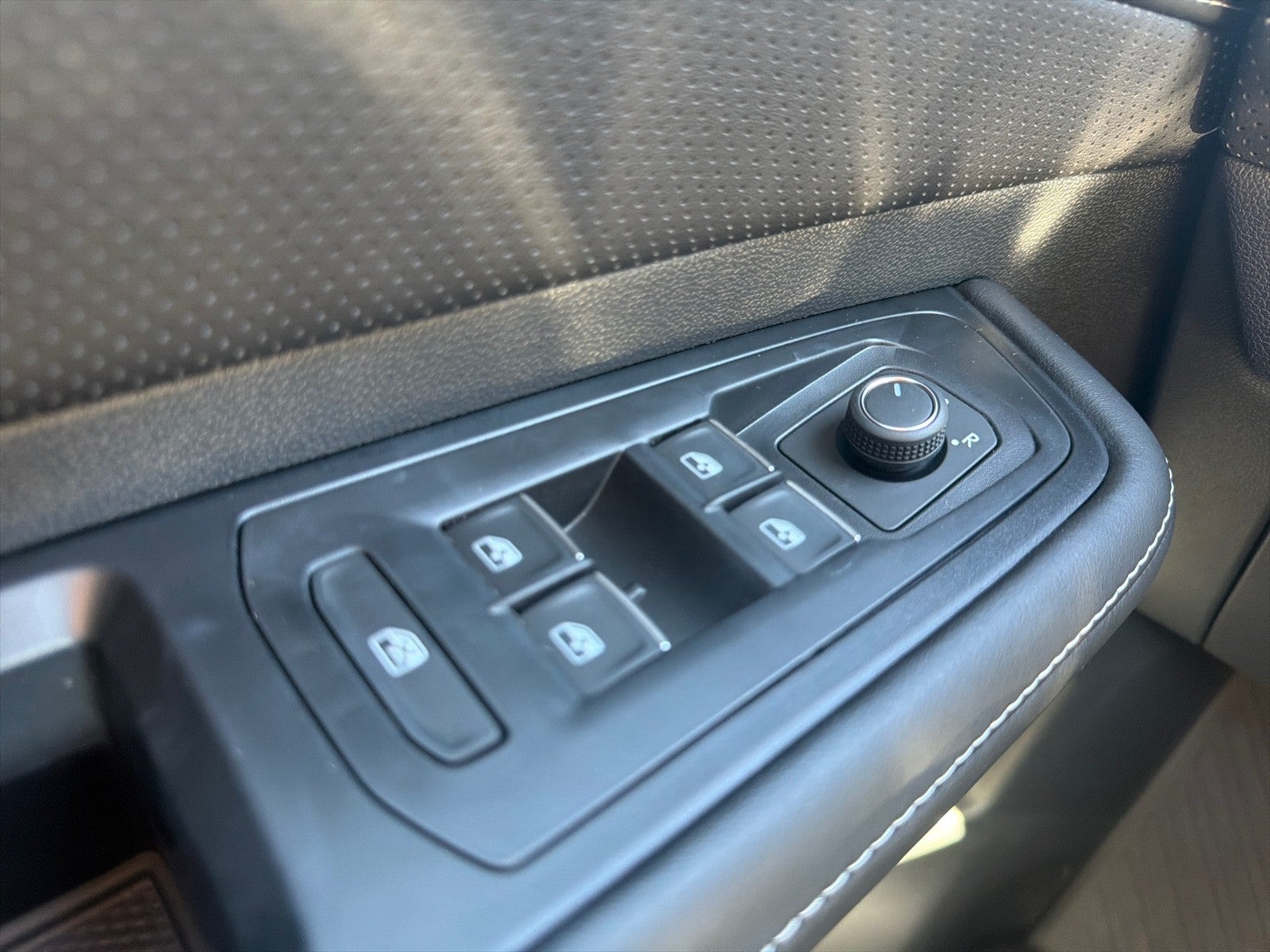 2026 Volkswagen Atlas Cross Sport 2.0T SE w/Technology FWD
