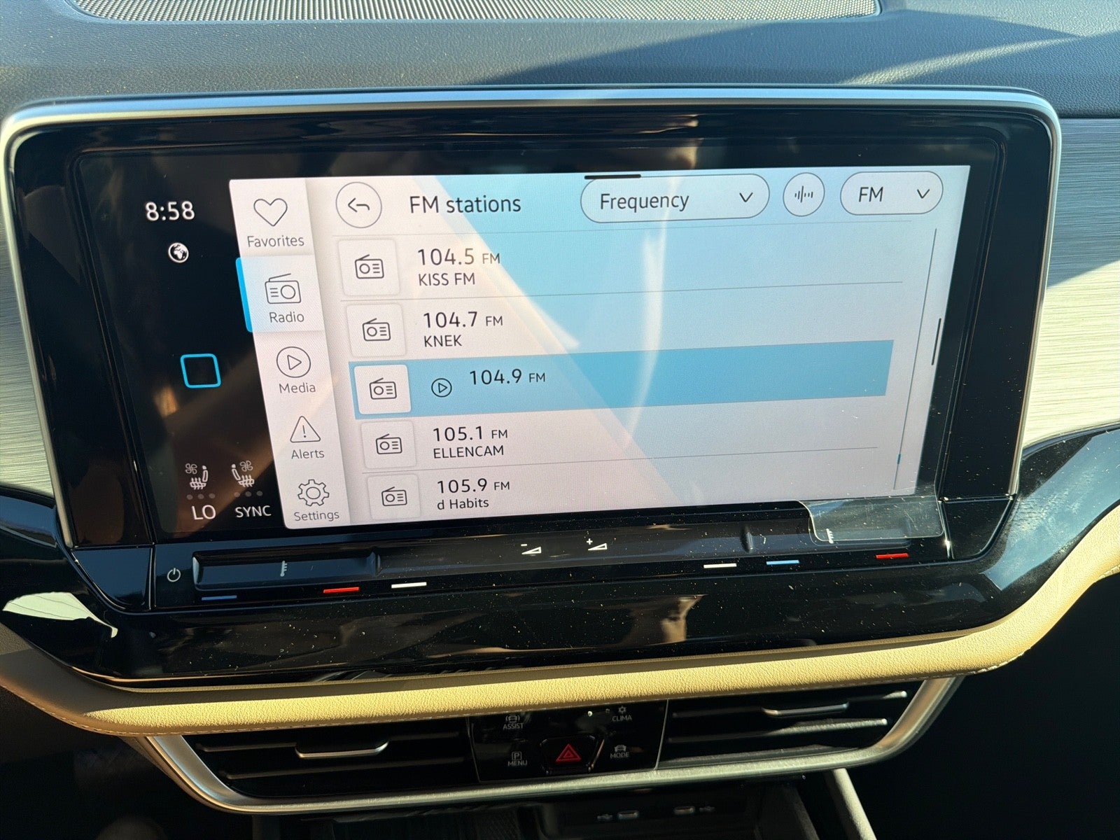 2026 Volkswagen Atlas Cross Sport 2.0T SE w/Technology FWD
