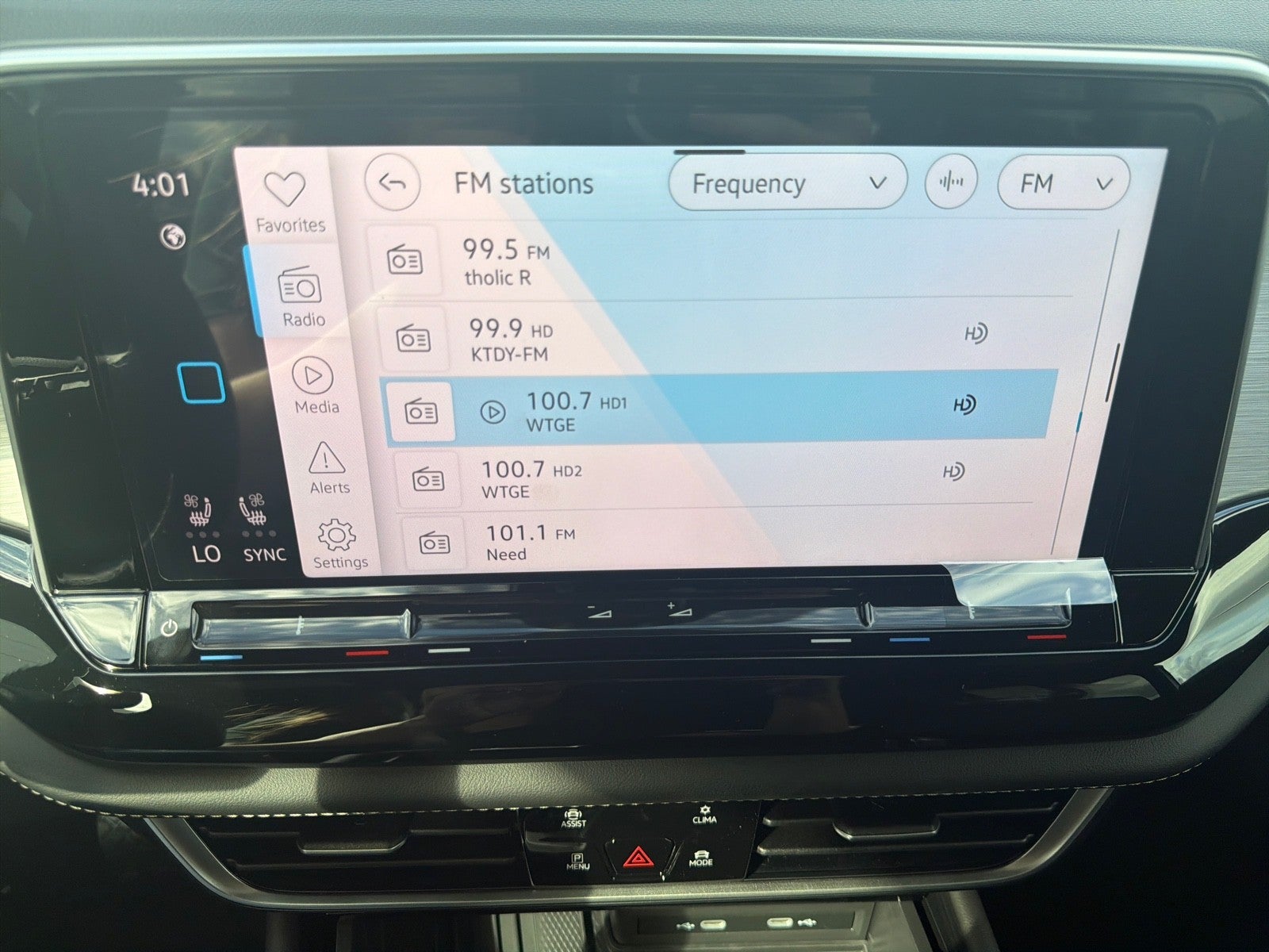 2026 Volkswagen Atlas Cross Sport 2.0T SE w/Technology FWD