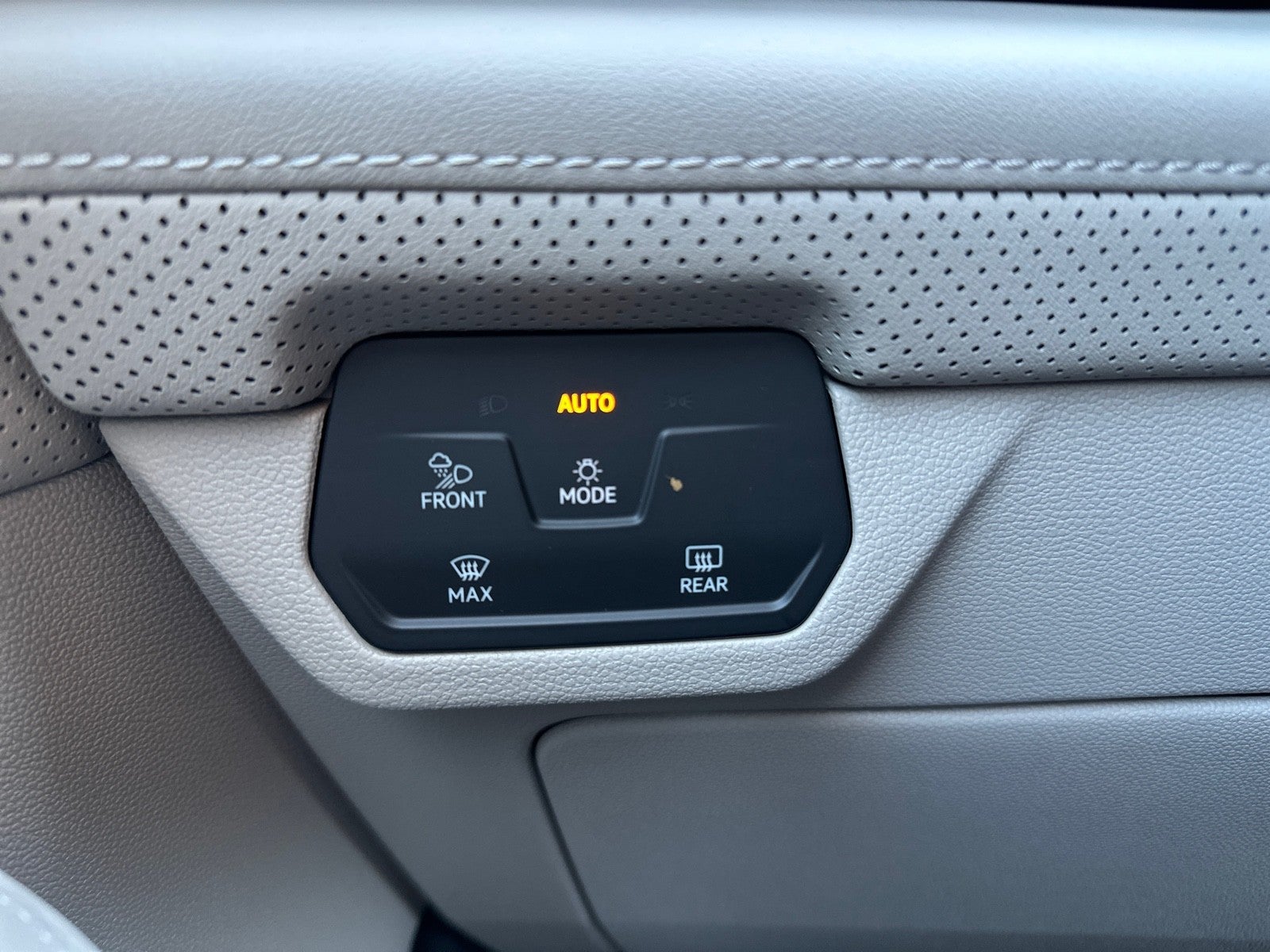 2026 Volkswagen Atlas 2.0T SE w/Technology FWD