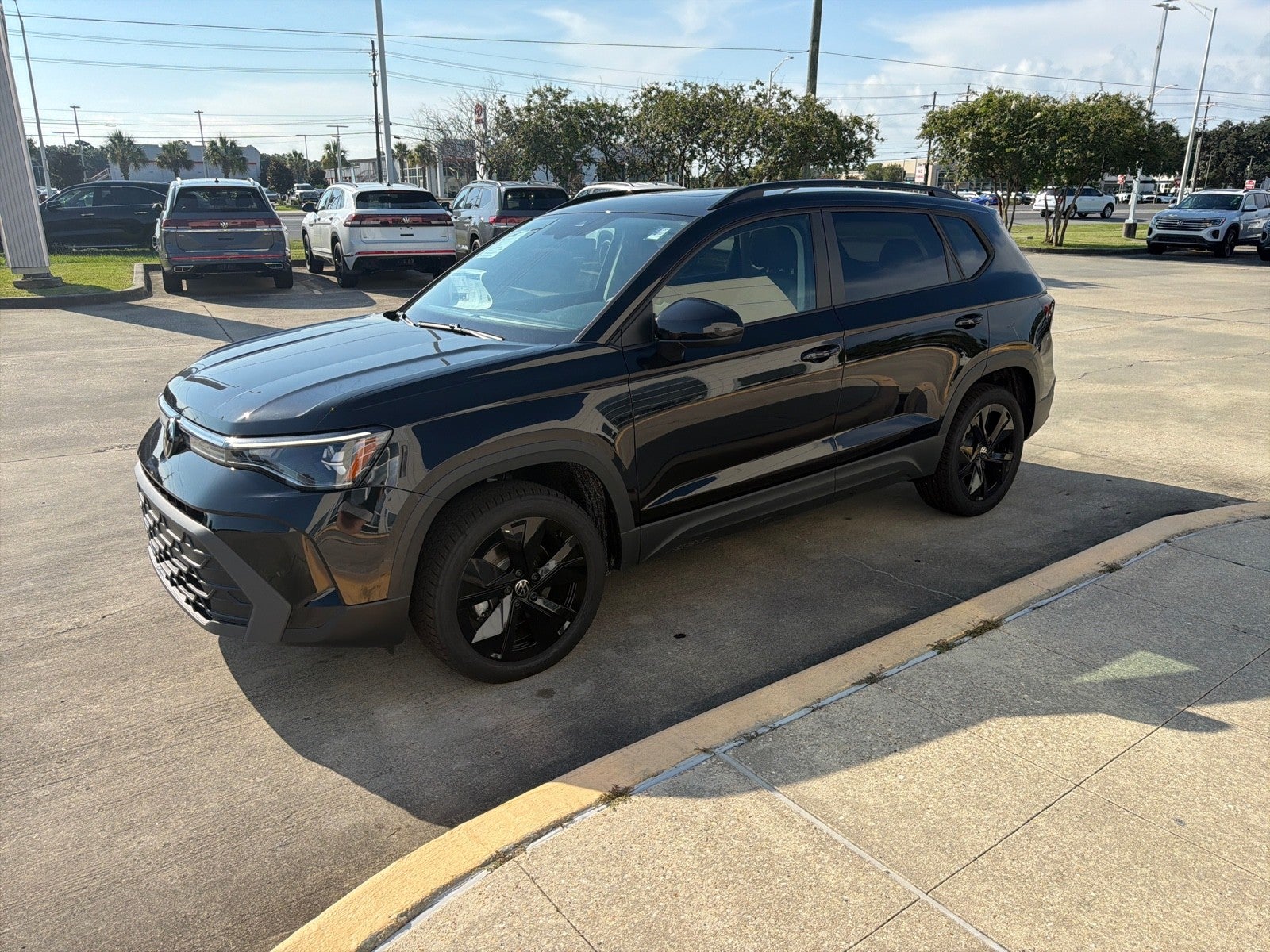 2026 Volkswagen Taos SE Black FWD
