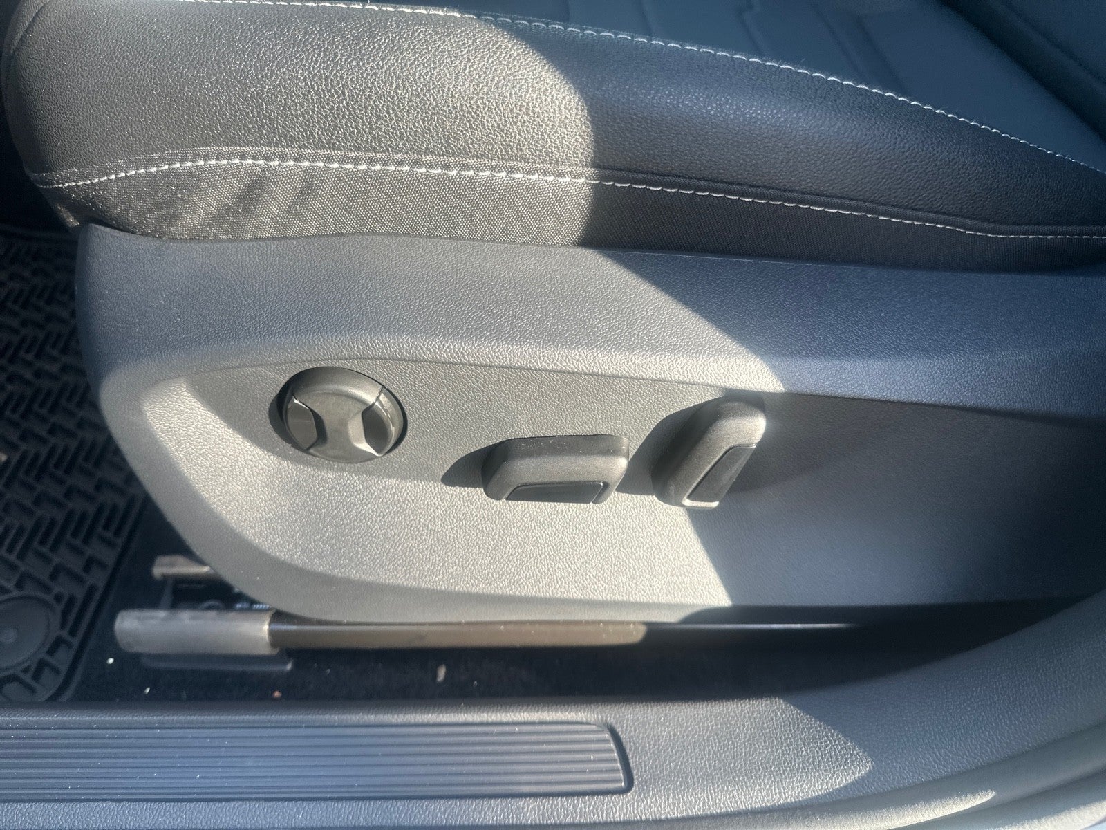 2026 Volkswagen Taos SE Black FWD