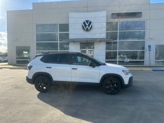 2026 Volkswagen Taos SE Black FWD