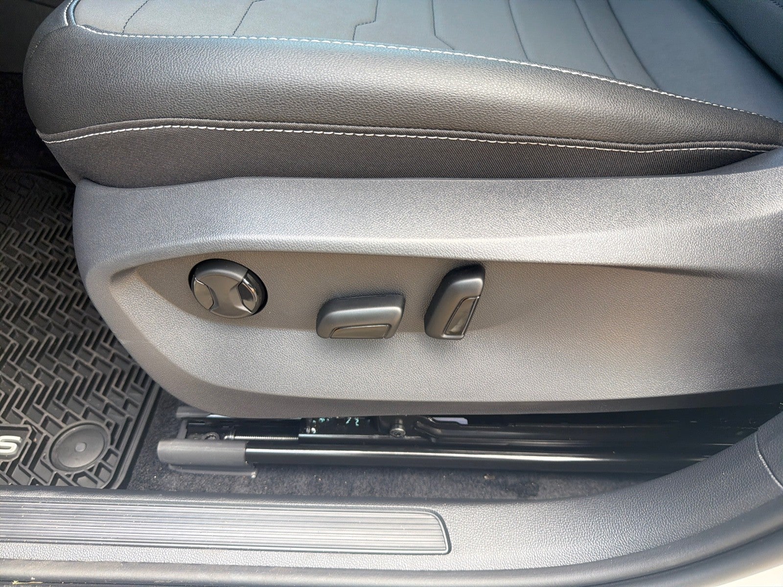2027 Volkswagen Taos SE Black FWD