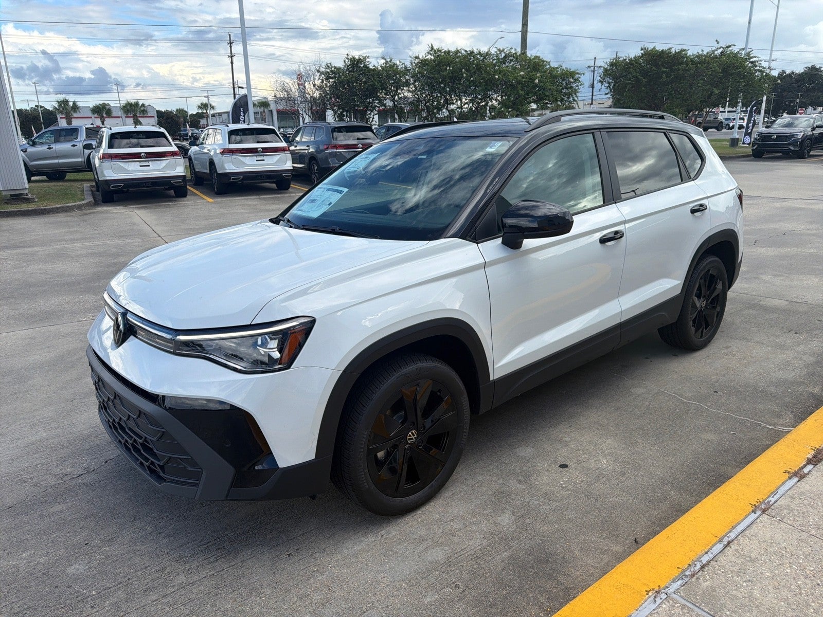 2027 Volkswagen Taos SE Black FWD