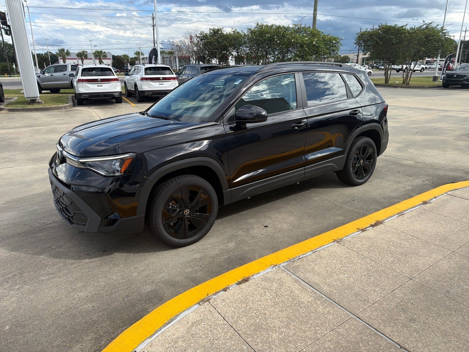 2027 Volkswagen Taos SE Black FWD